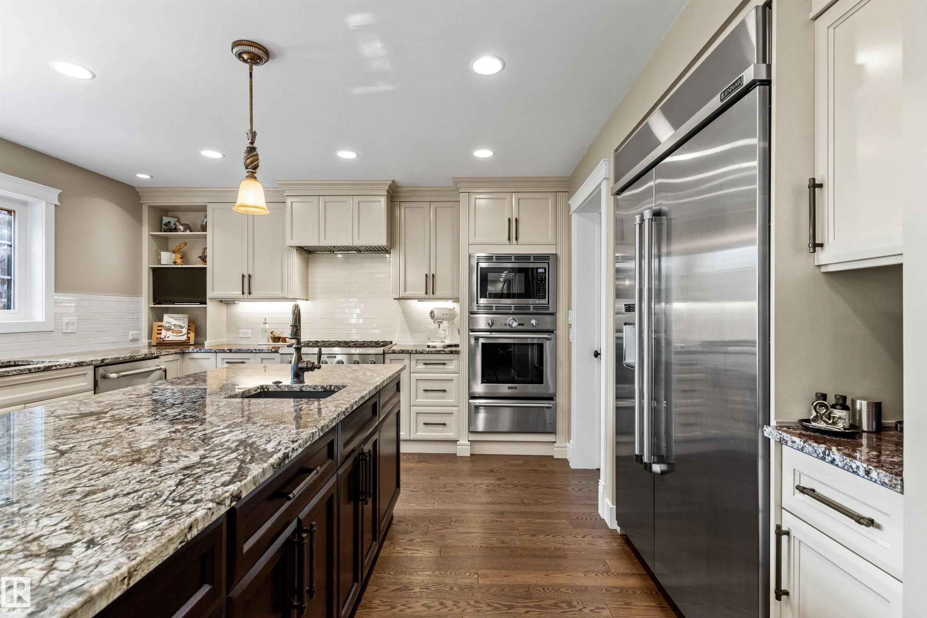 212 WOLF RIDGE Close