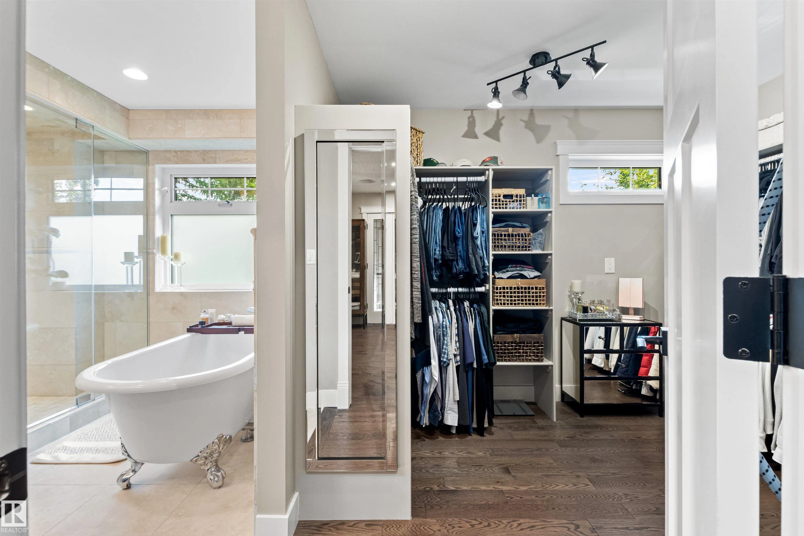 212 WOLF RIDGE Close