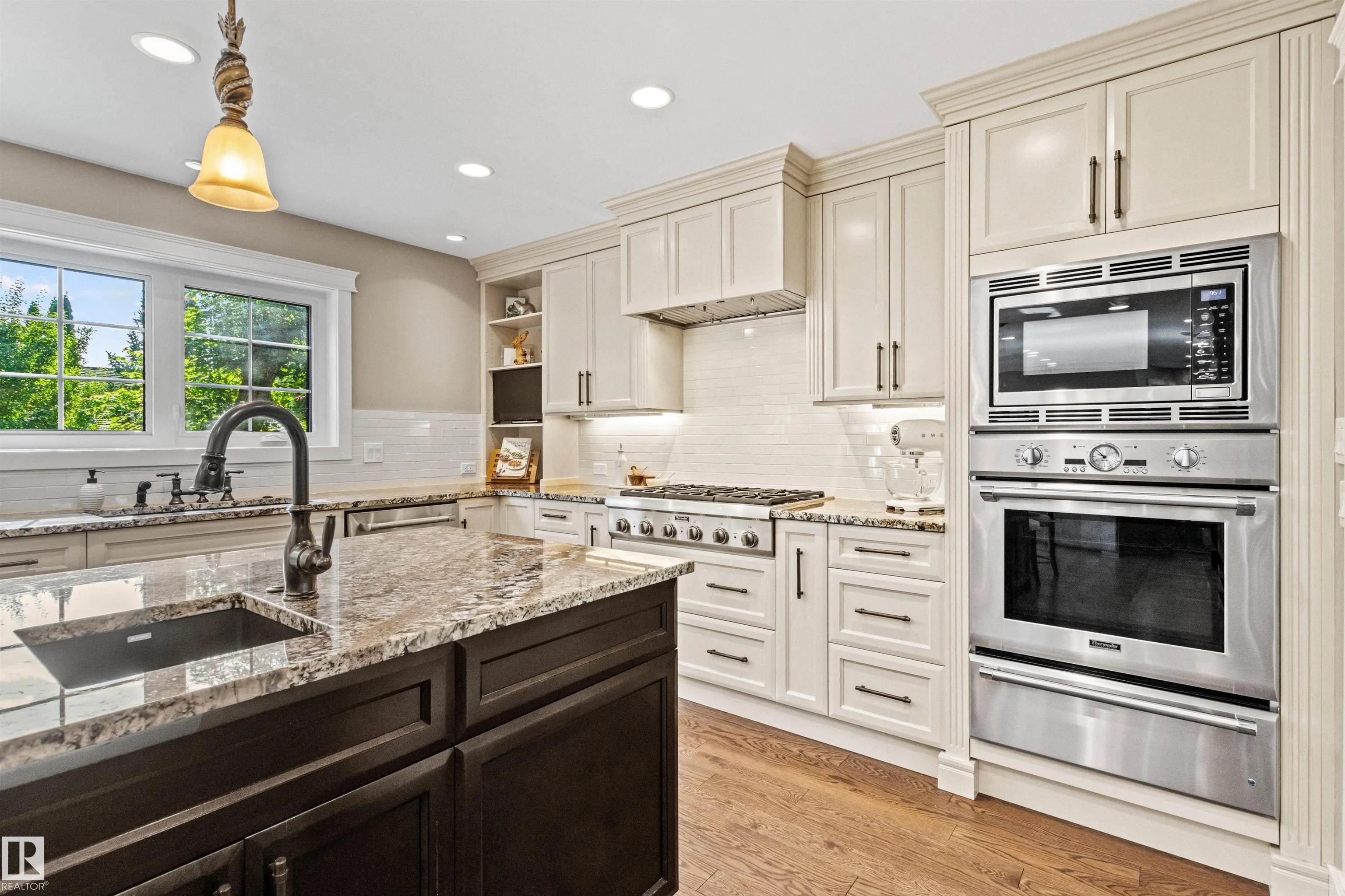 212 WOLF RIDGE Close