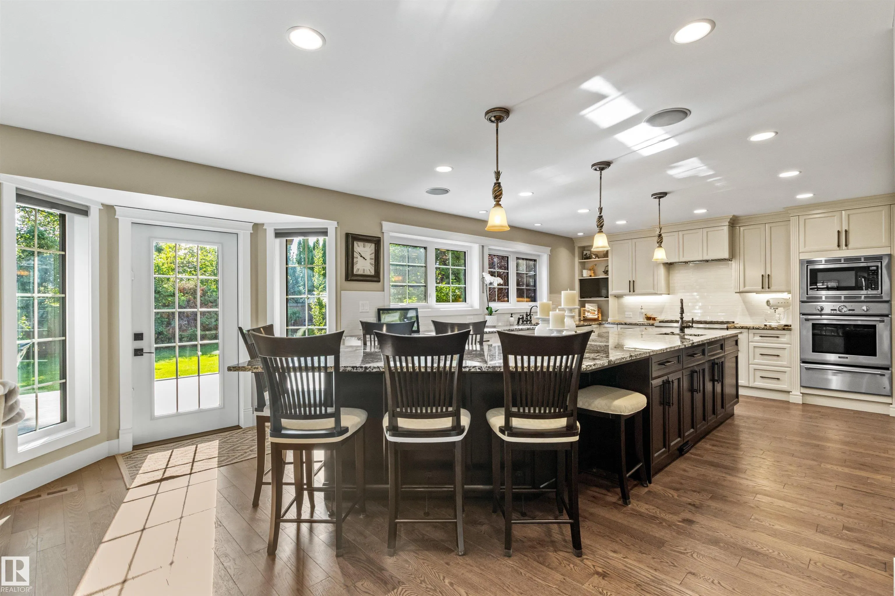 212 WOLF RIDGE Close