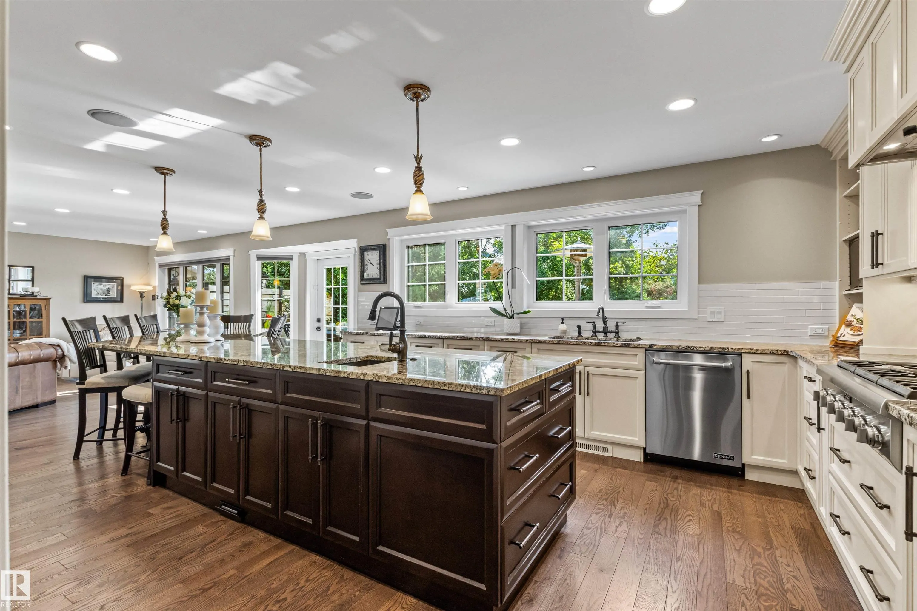212 WOLF RIDGE Close