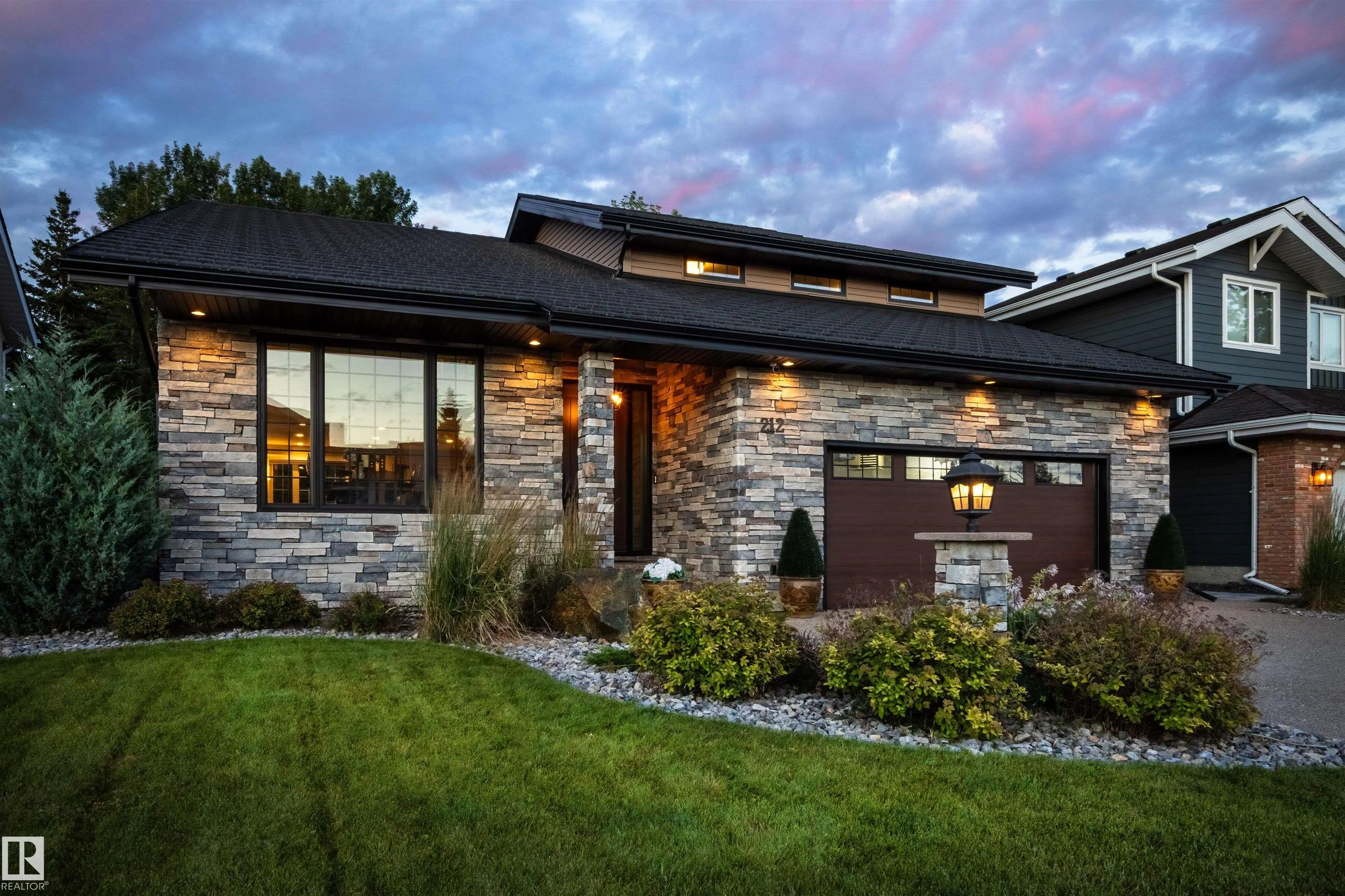 212 WOLF RIDGE Close