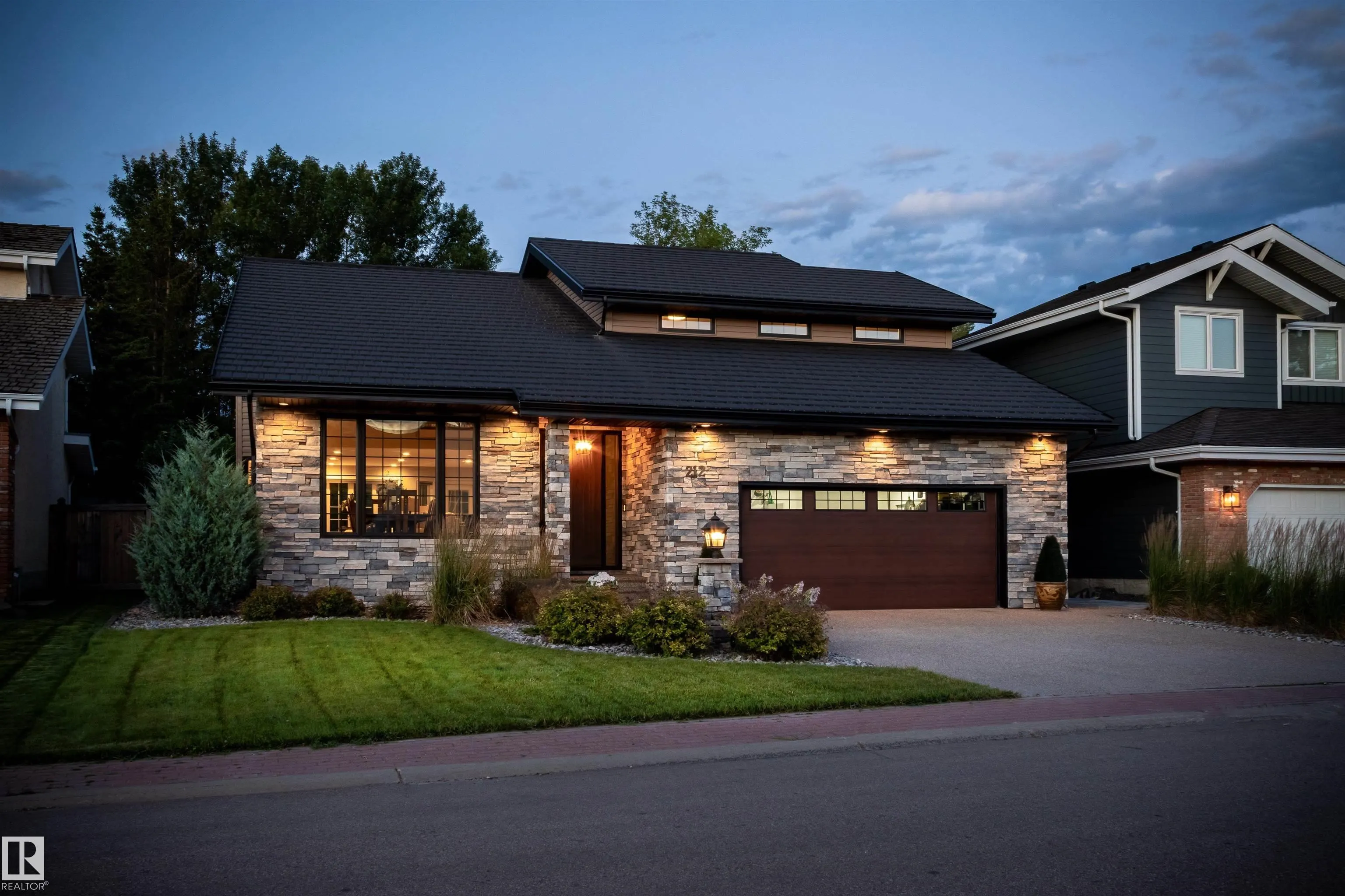 212 WOLF RIDGE Close