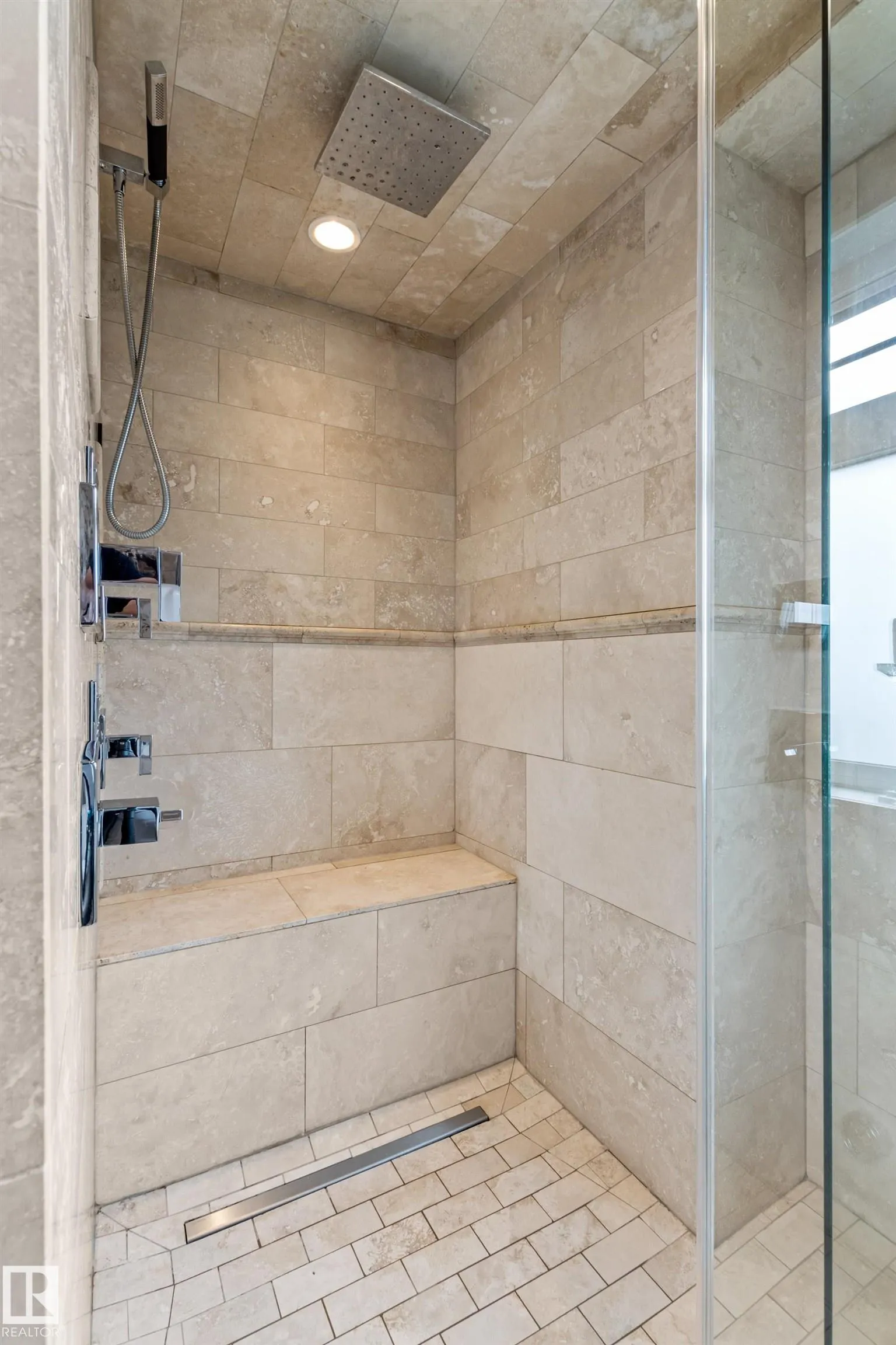 212 WOLF RIDGE Close