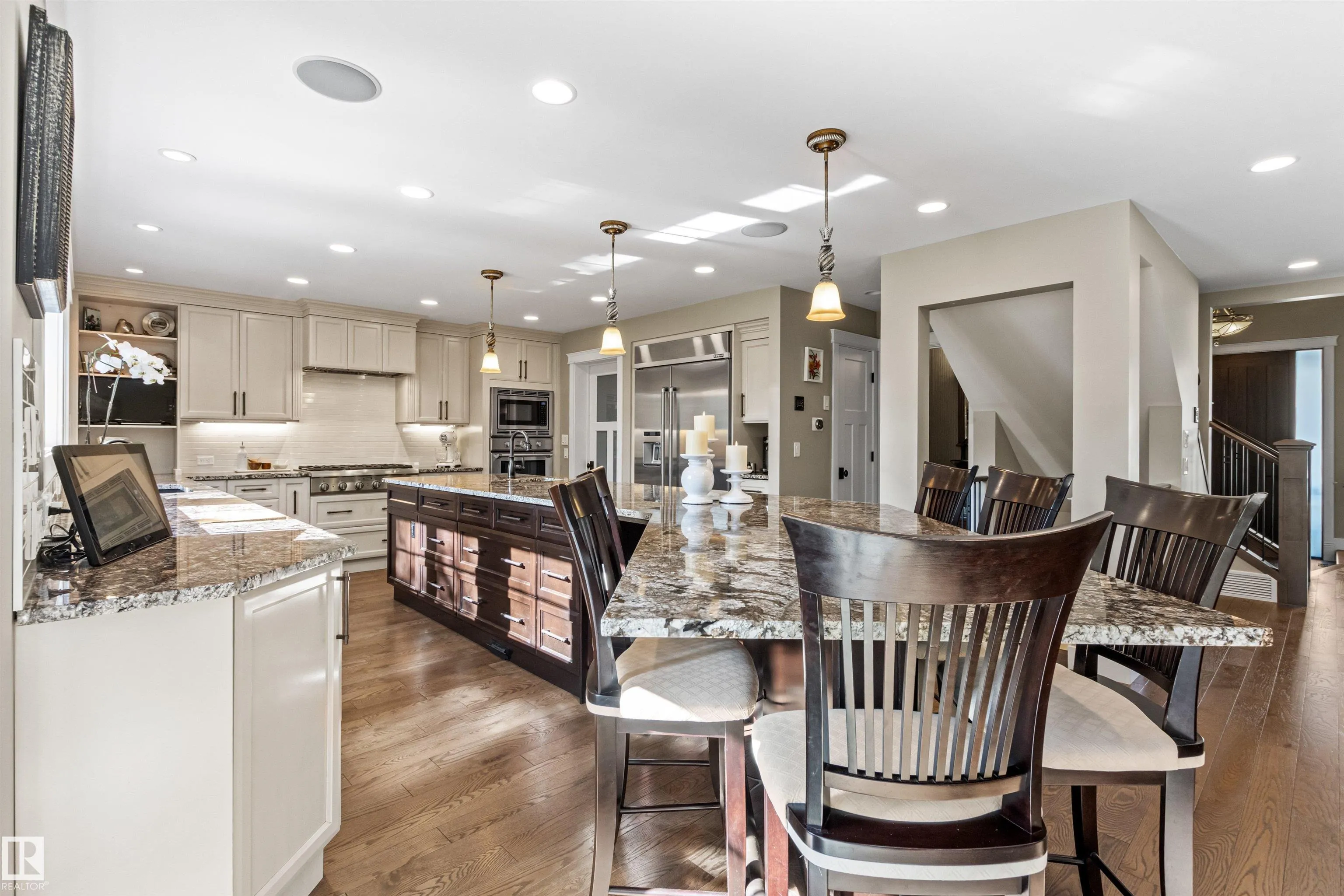 212 WOLF RIDGE Close