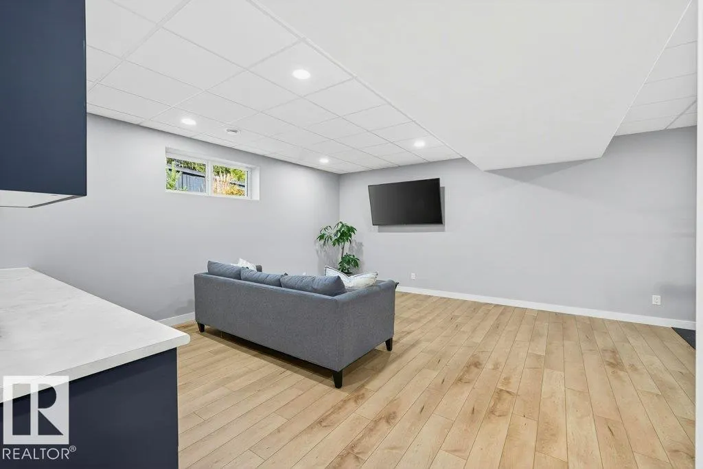 8220 GOURLAY Close