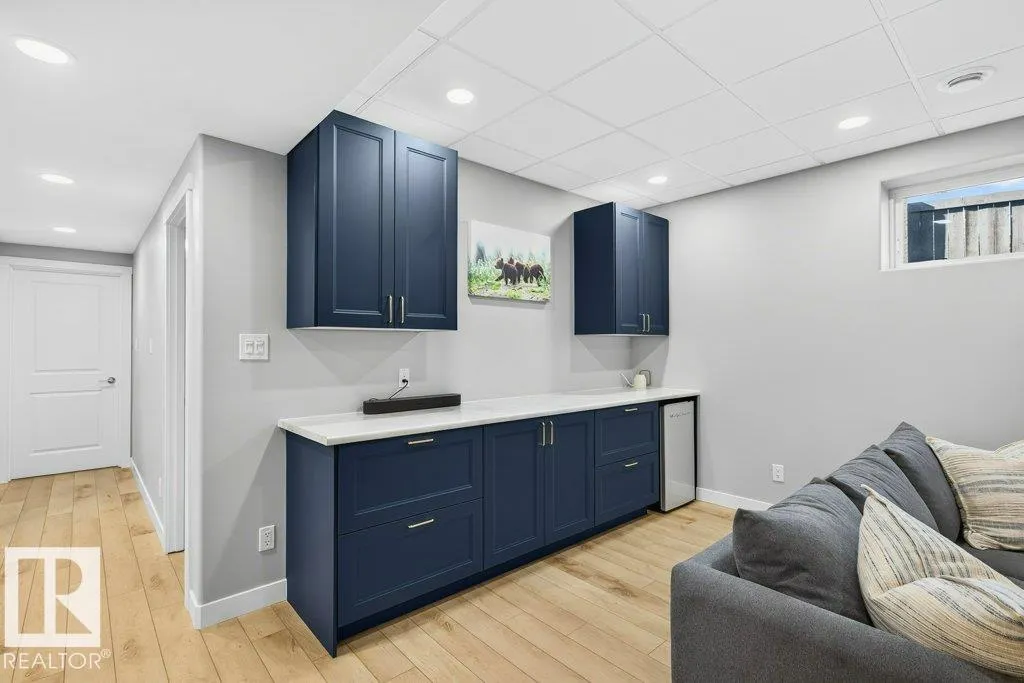 8220 GOURLAY Close
