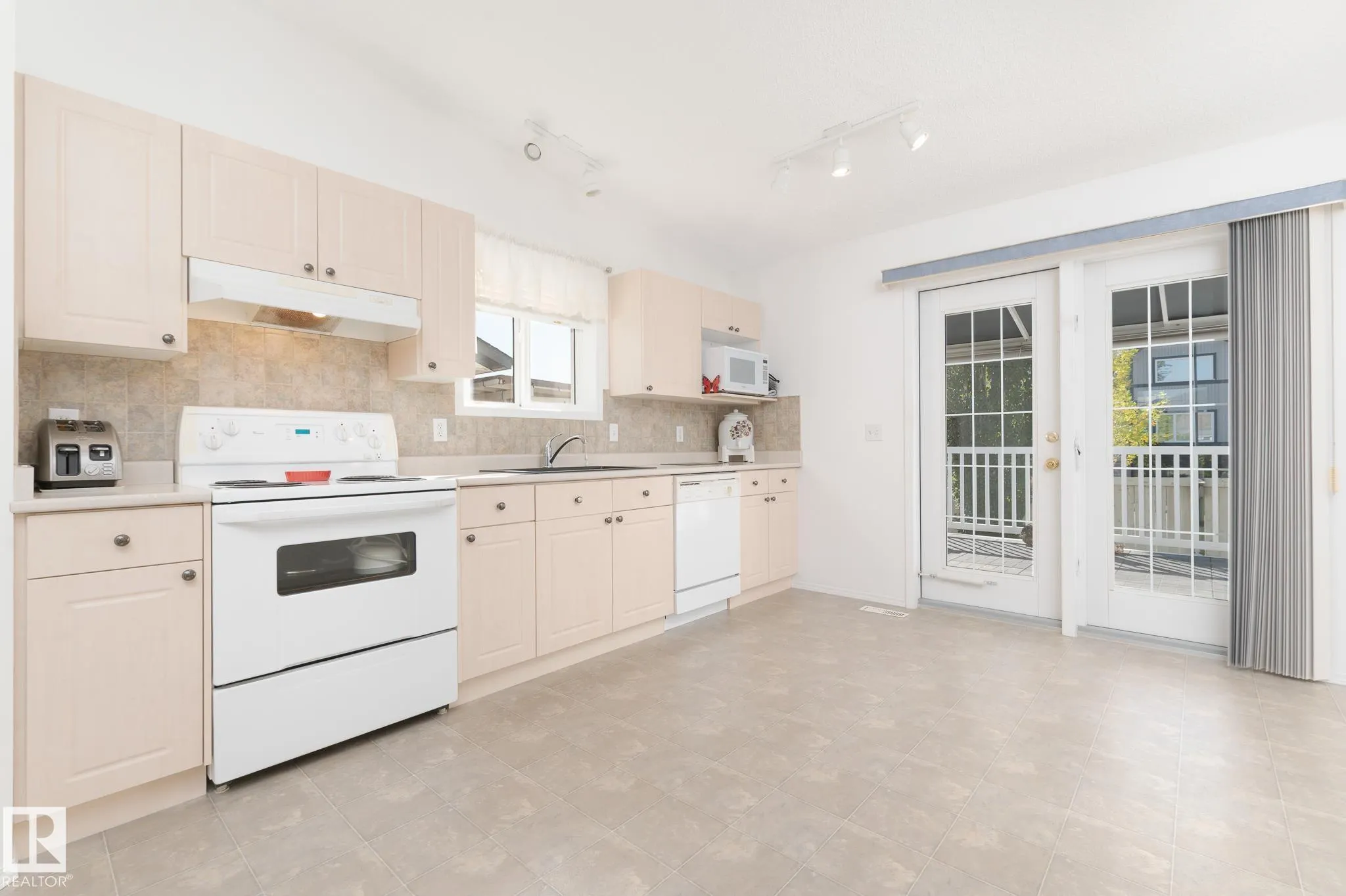 5 LANGLEY Crescent