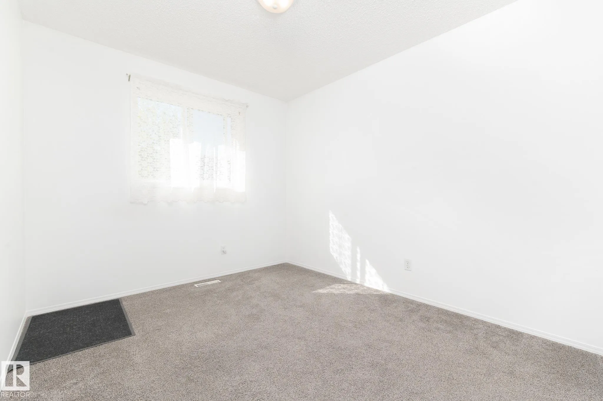 5 LANGLEY Crescent