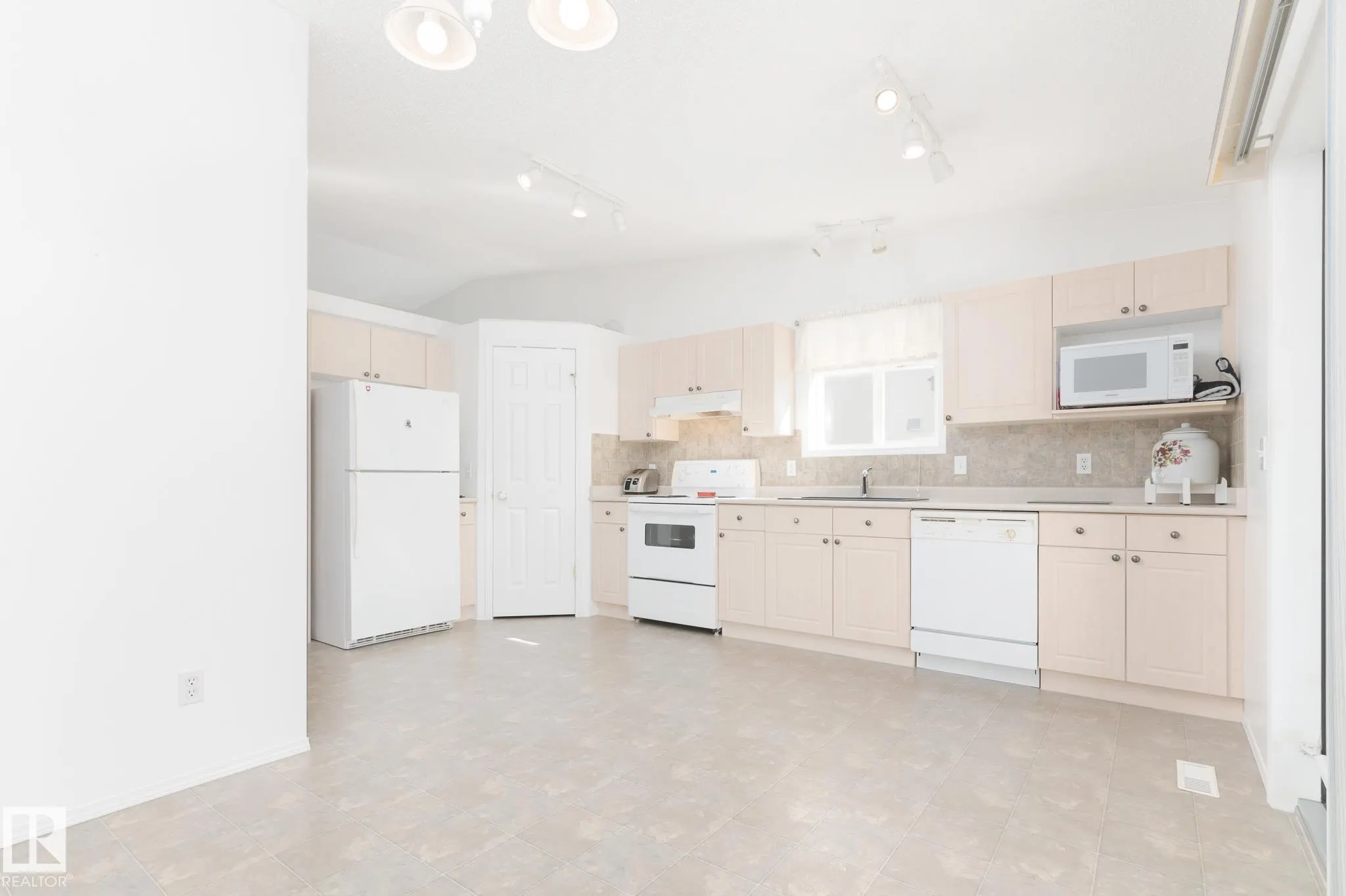5 LANGLEY Crescent