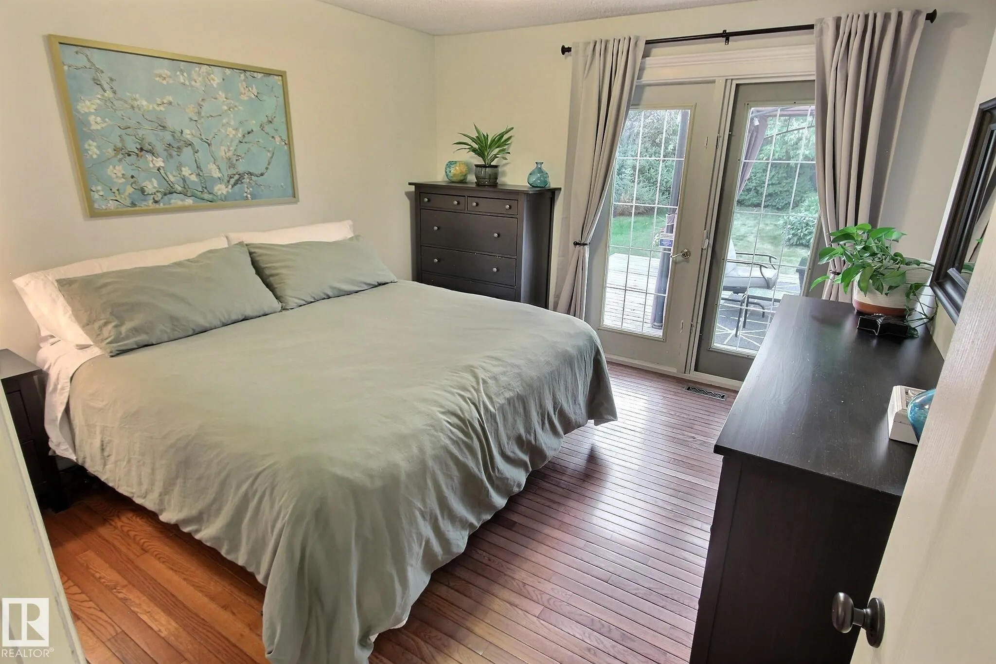 121 WILLIAM HUSTLER Crescent