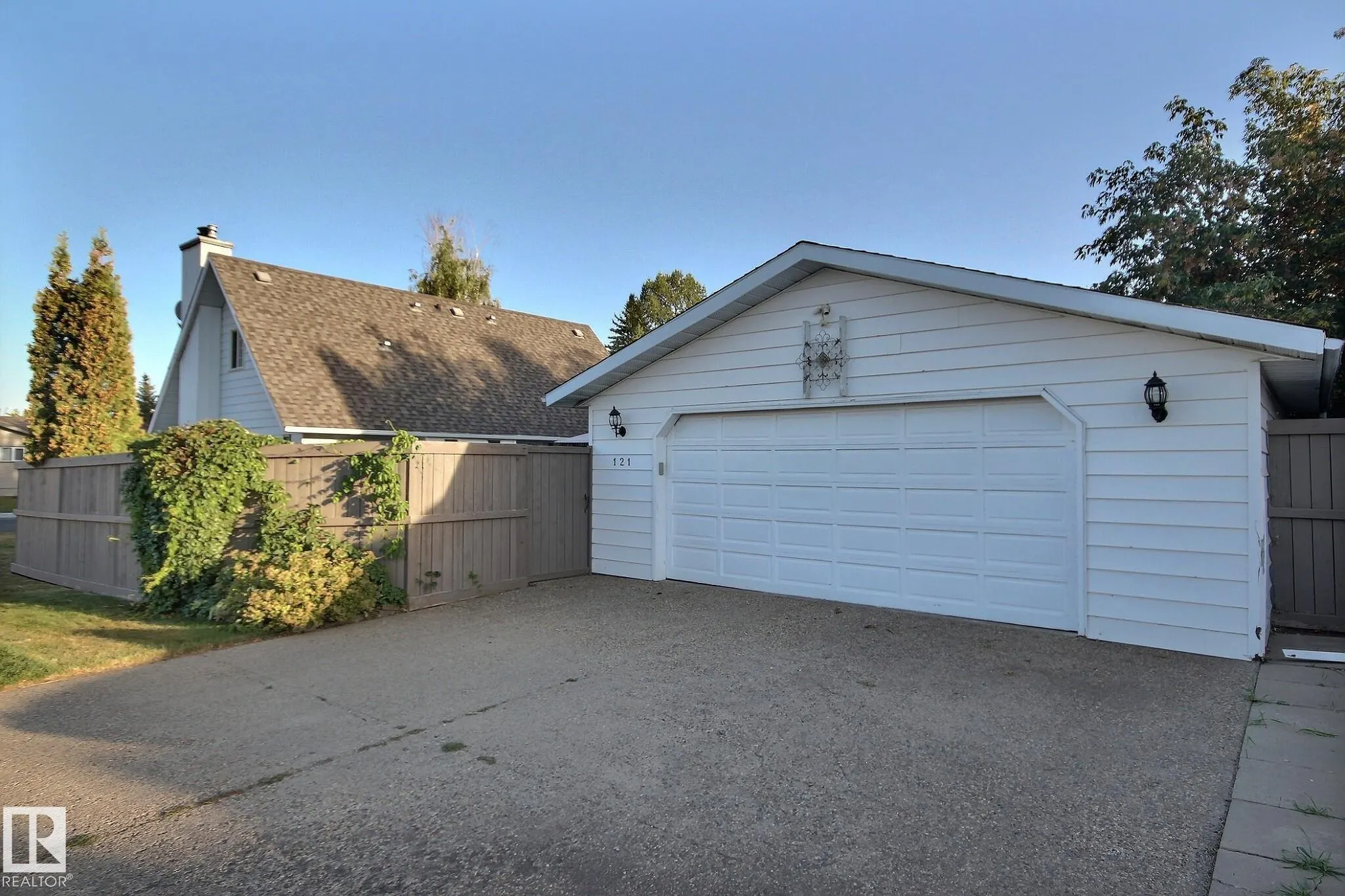 121 WILLIAM HUSTLER Crescent