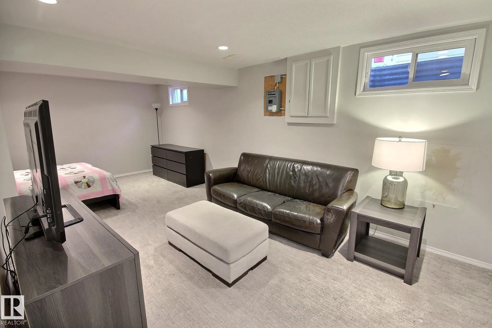 121 WILLIAM HUSTLER Crescent