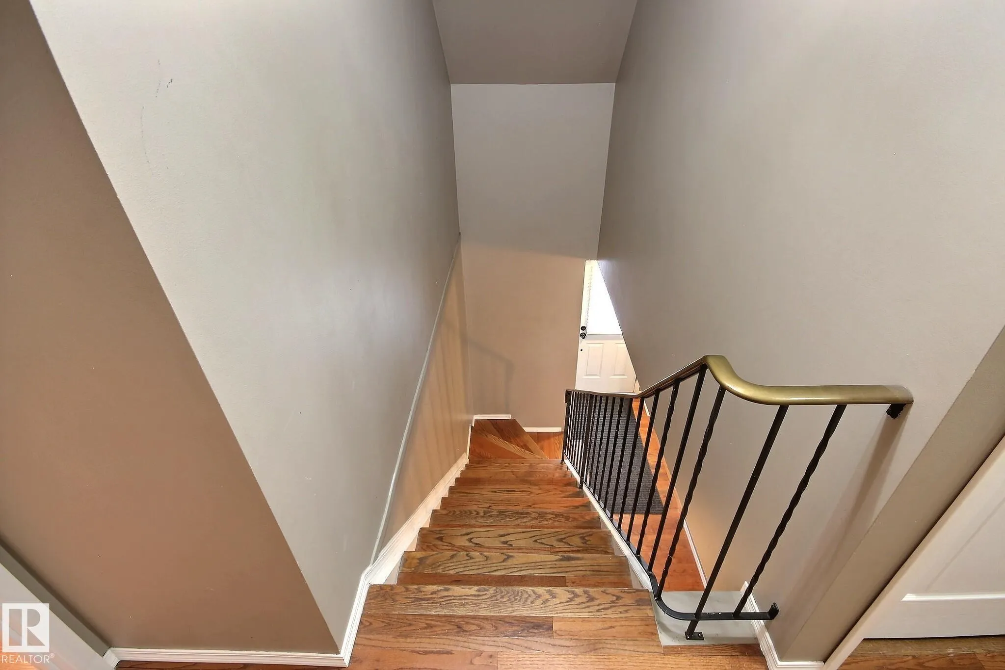 121 WILLIAM HUSTLER Crescent