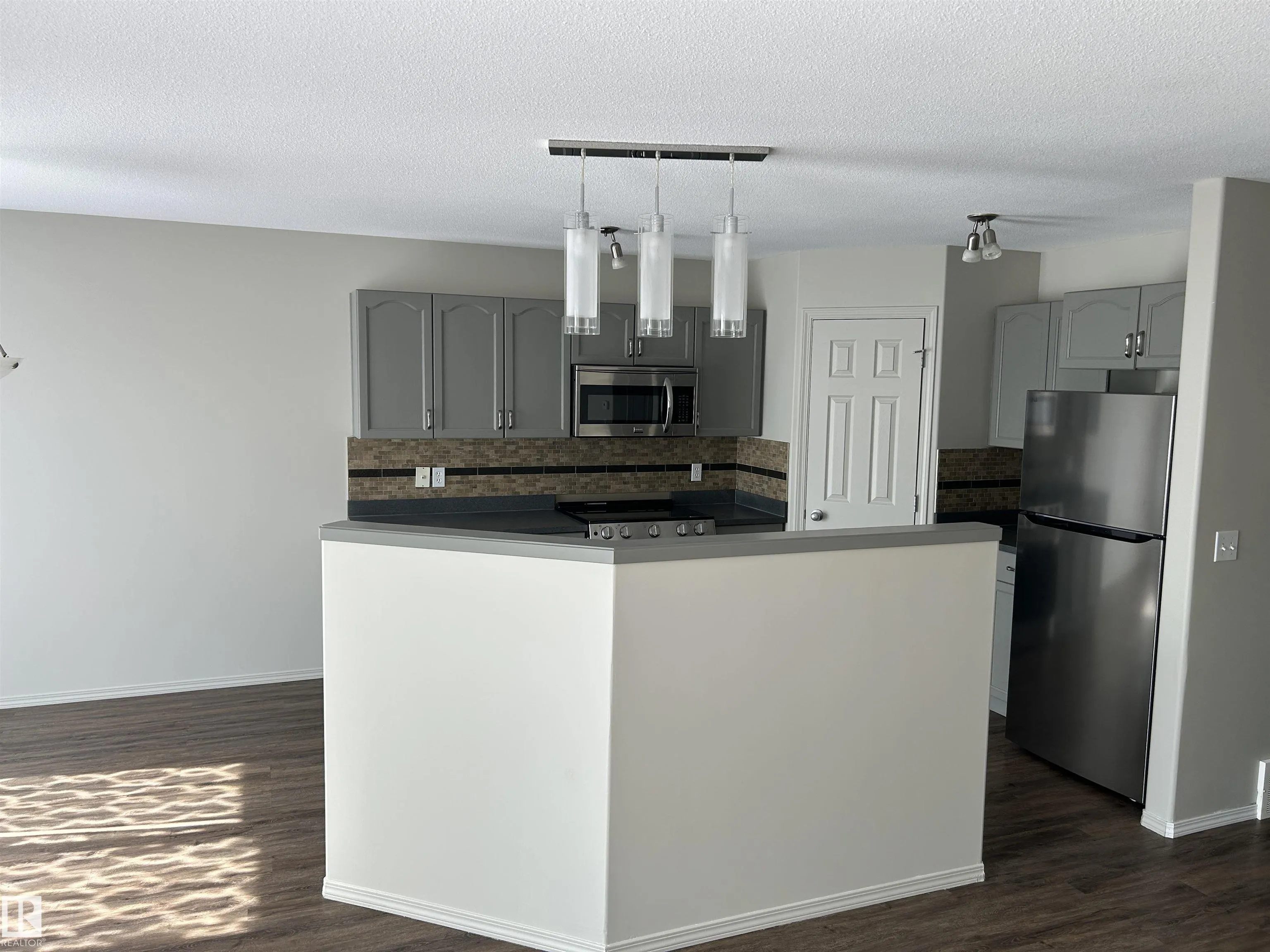 874 HIGHWOOD Boulevard