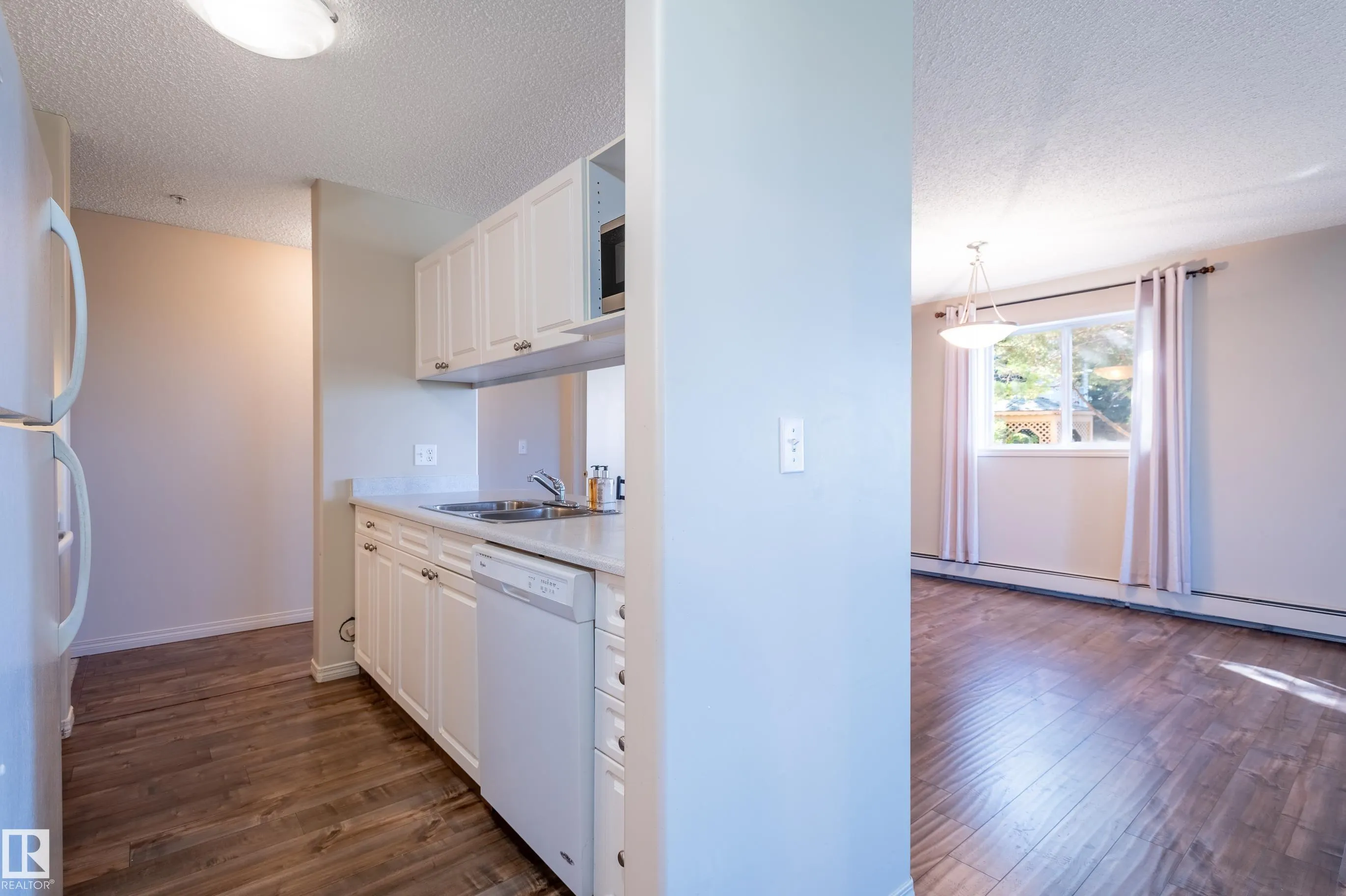 9932 100 Avenue
