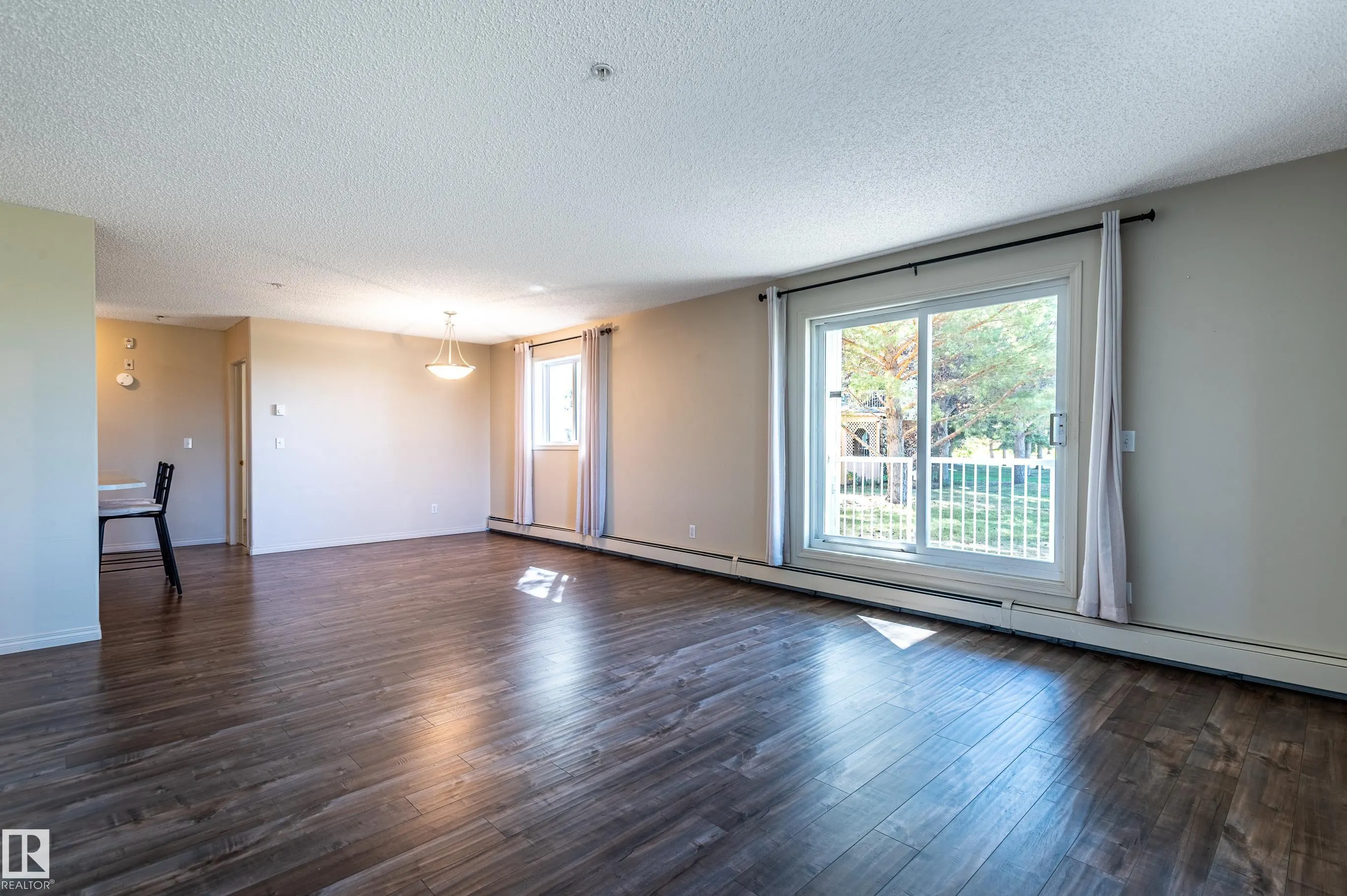 9932 100 Avenue