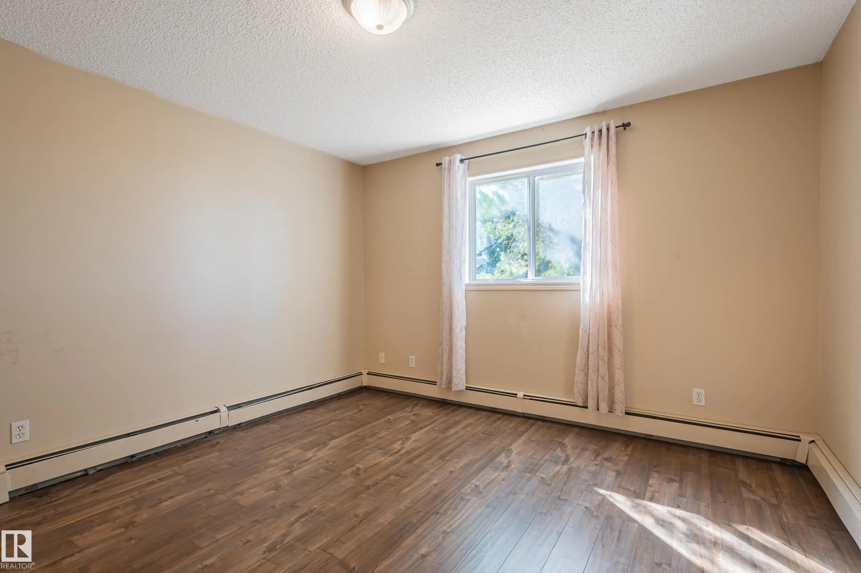 9932 100 Avenue