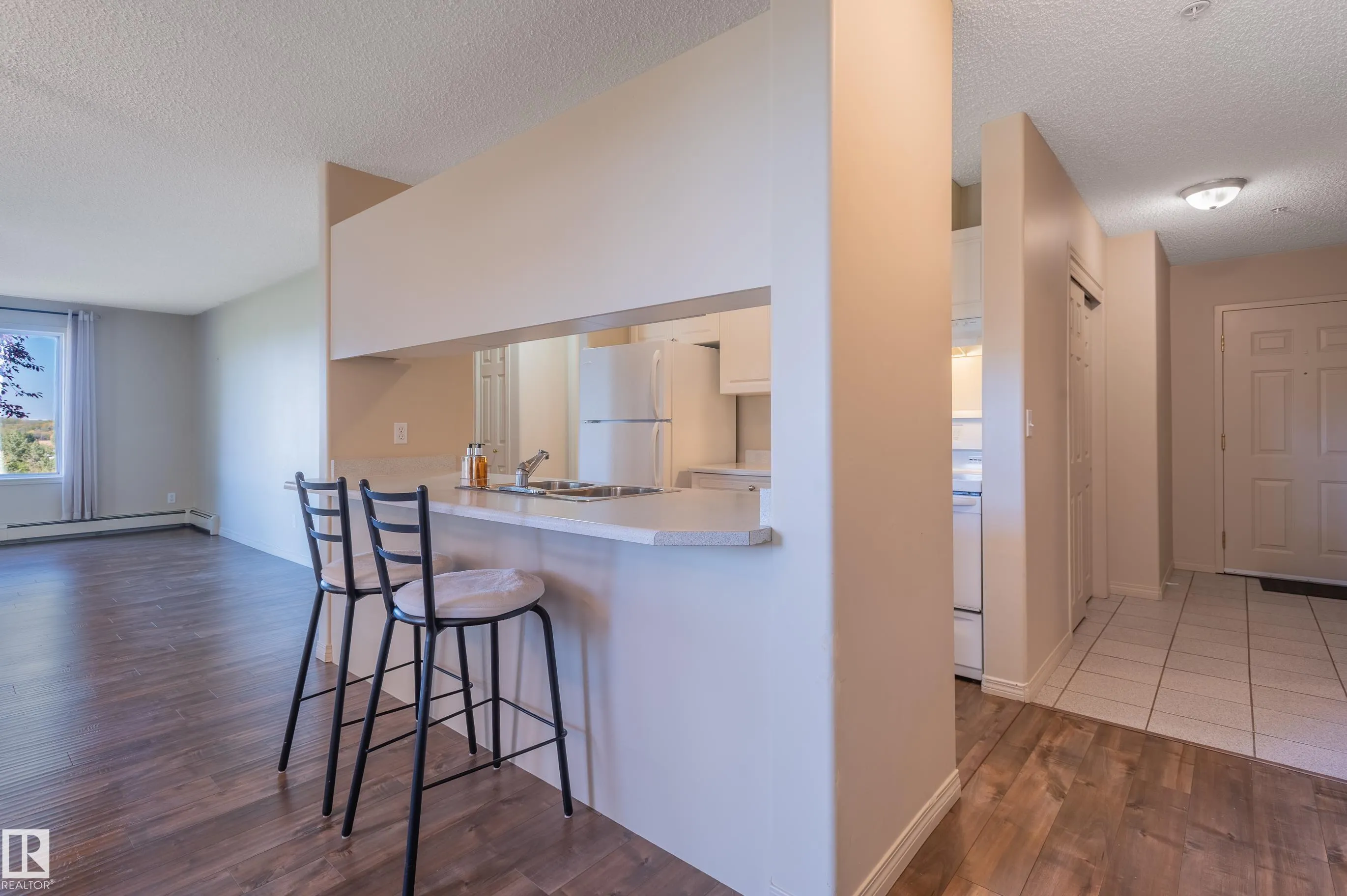 9932 100 Avenue