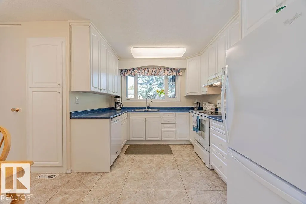 3 MURRAY Crescent