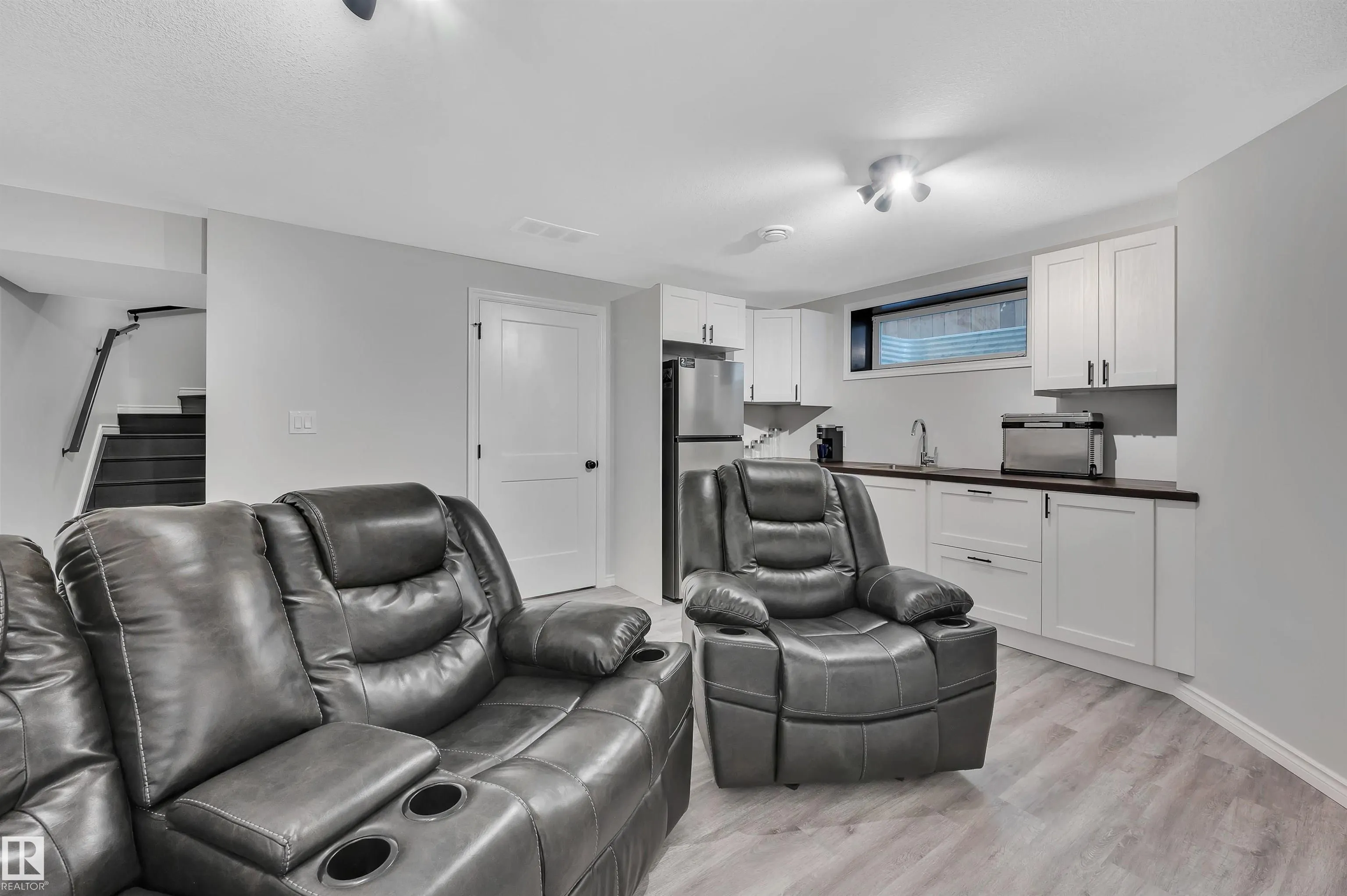 40 BECKER Crescent