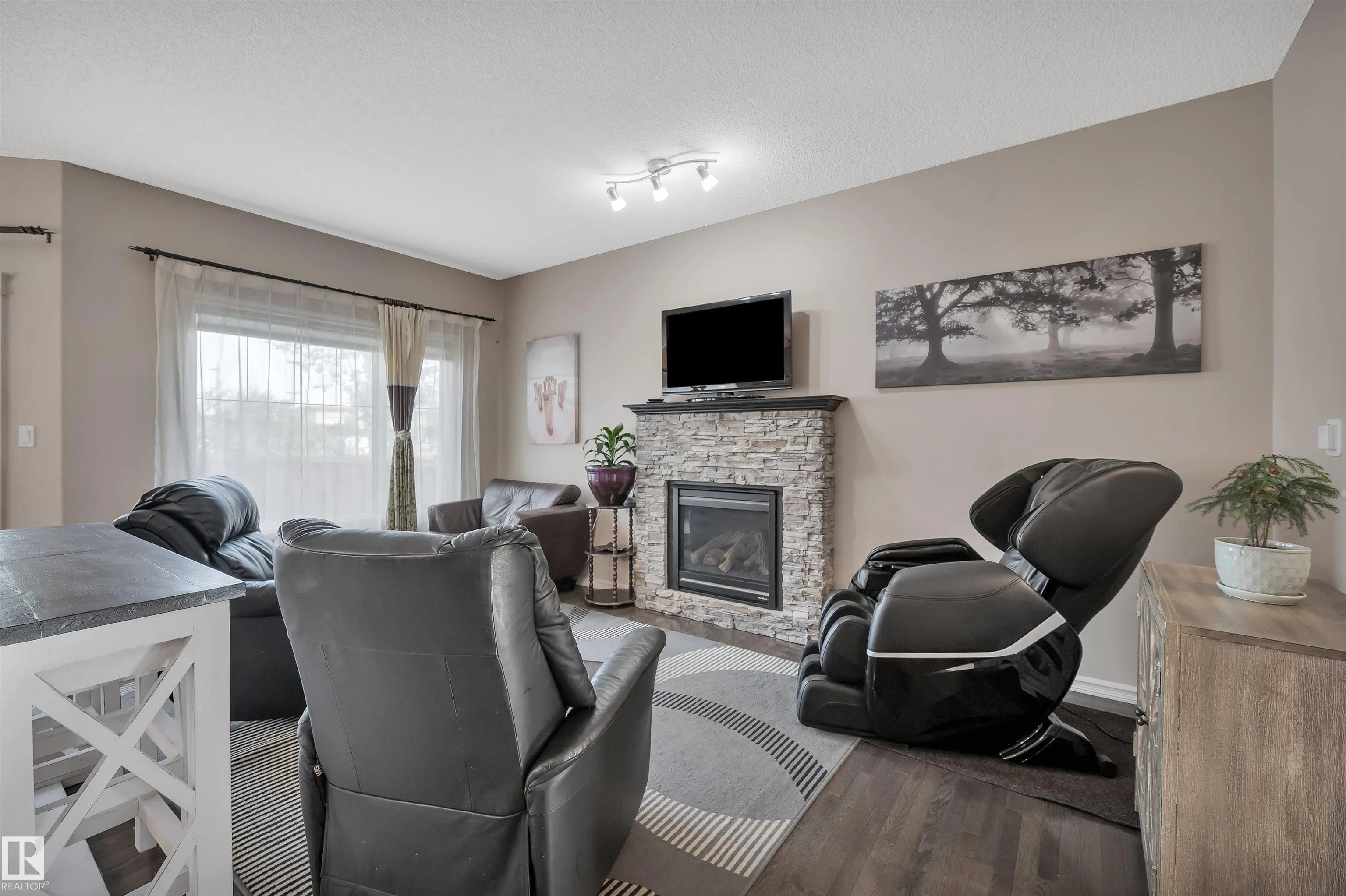 40 BECKER Crescent