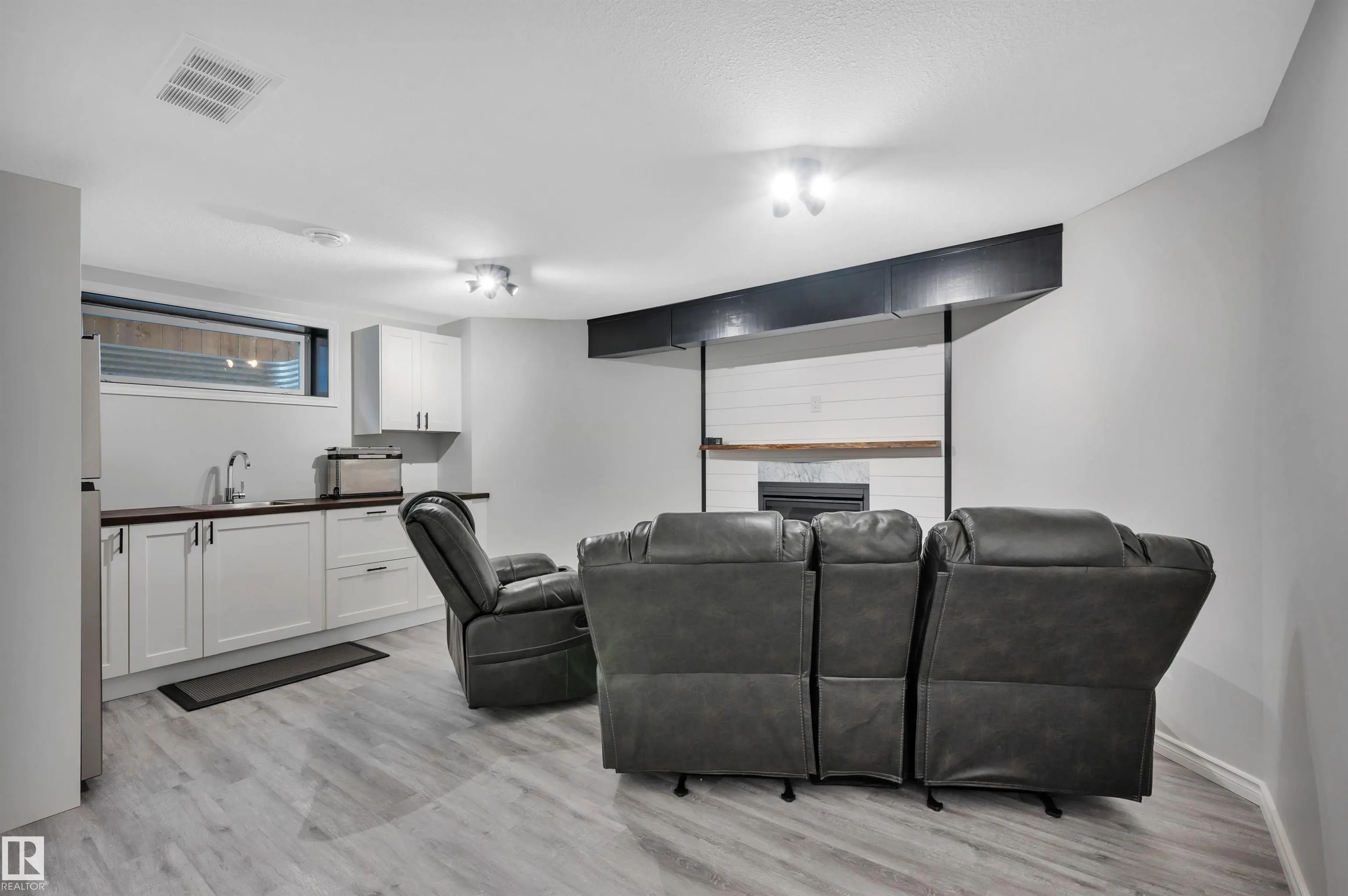 40 BECKER Crescent