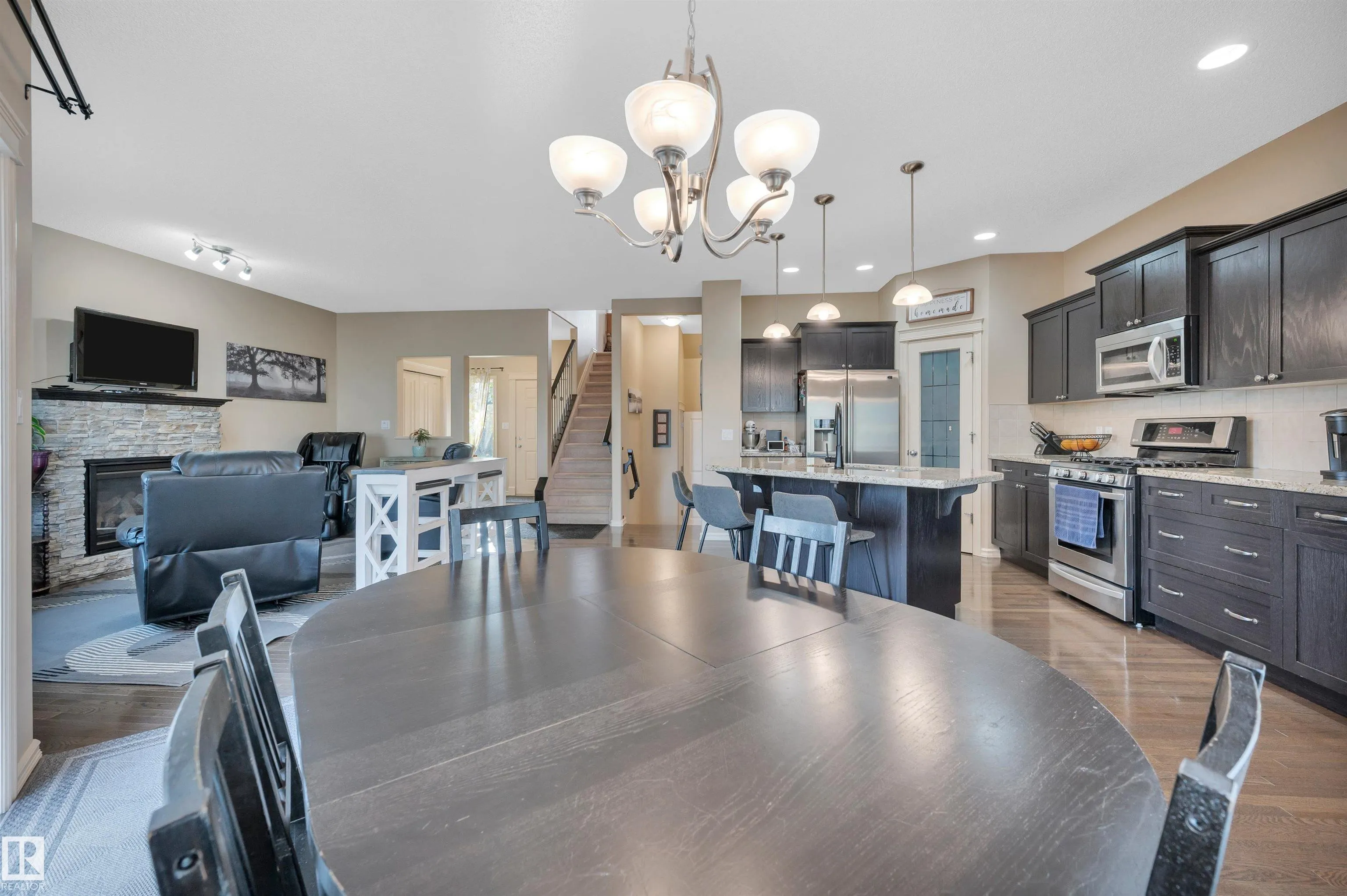 40 BECKER Crescent