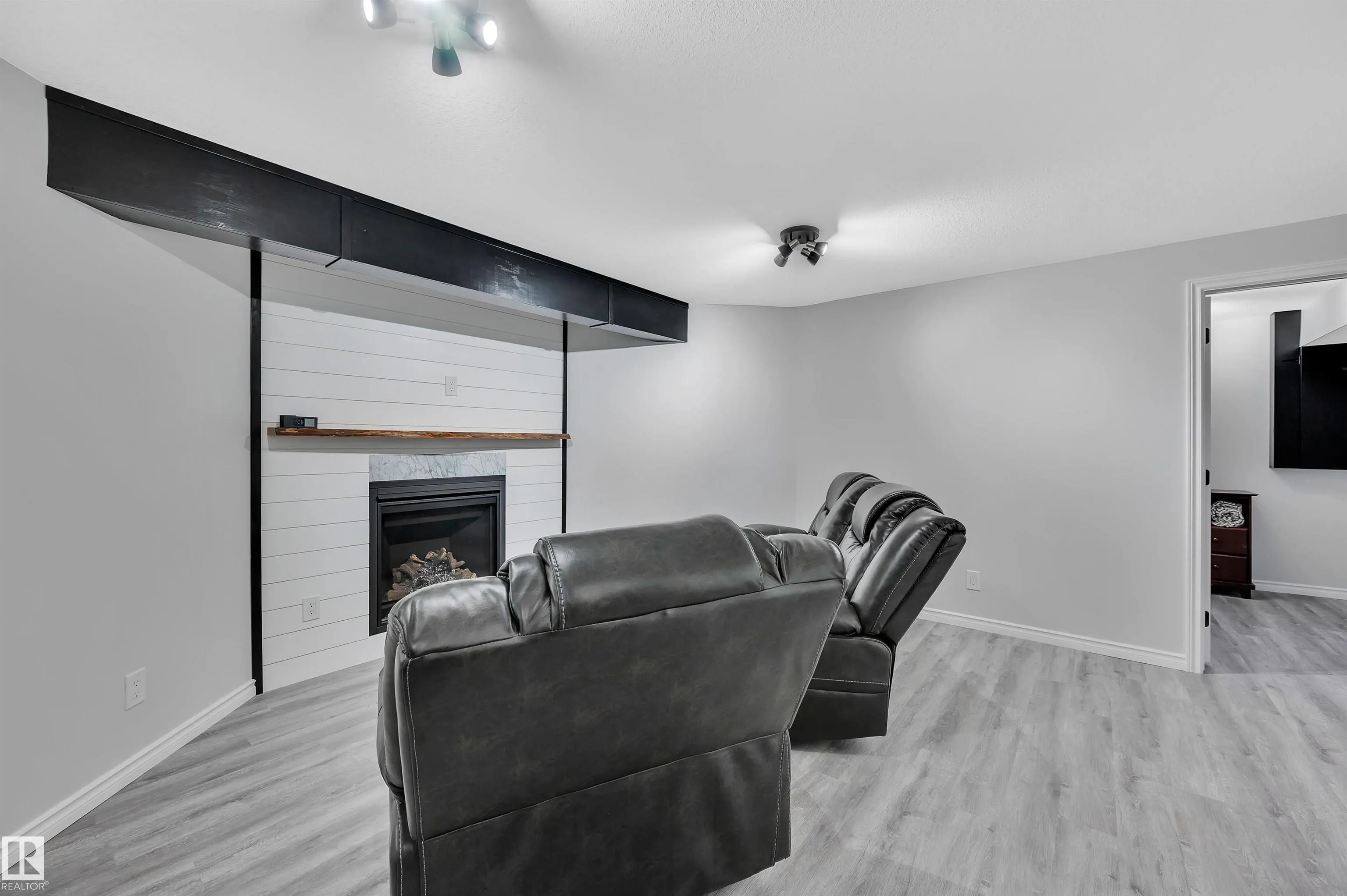 40 BECKER Crescent