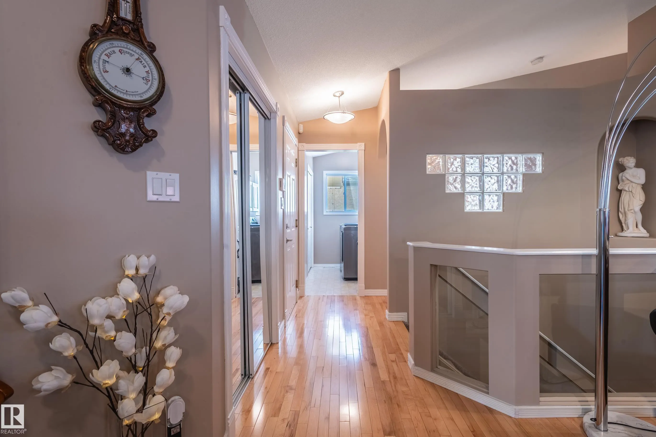 28 OAKDALE Place