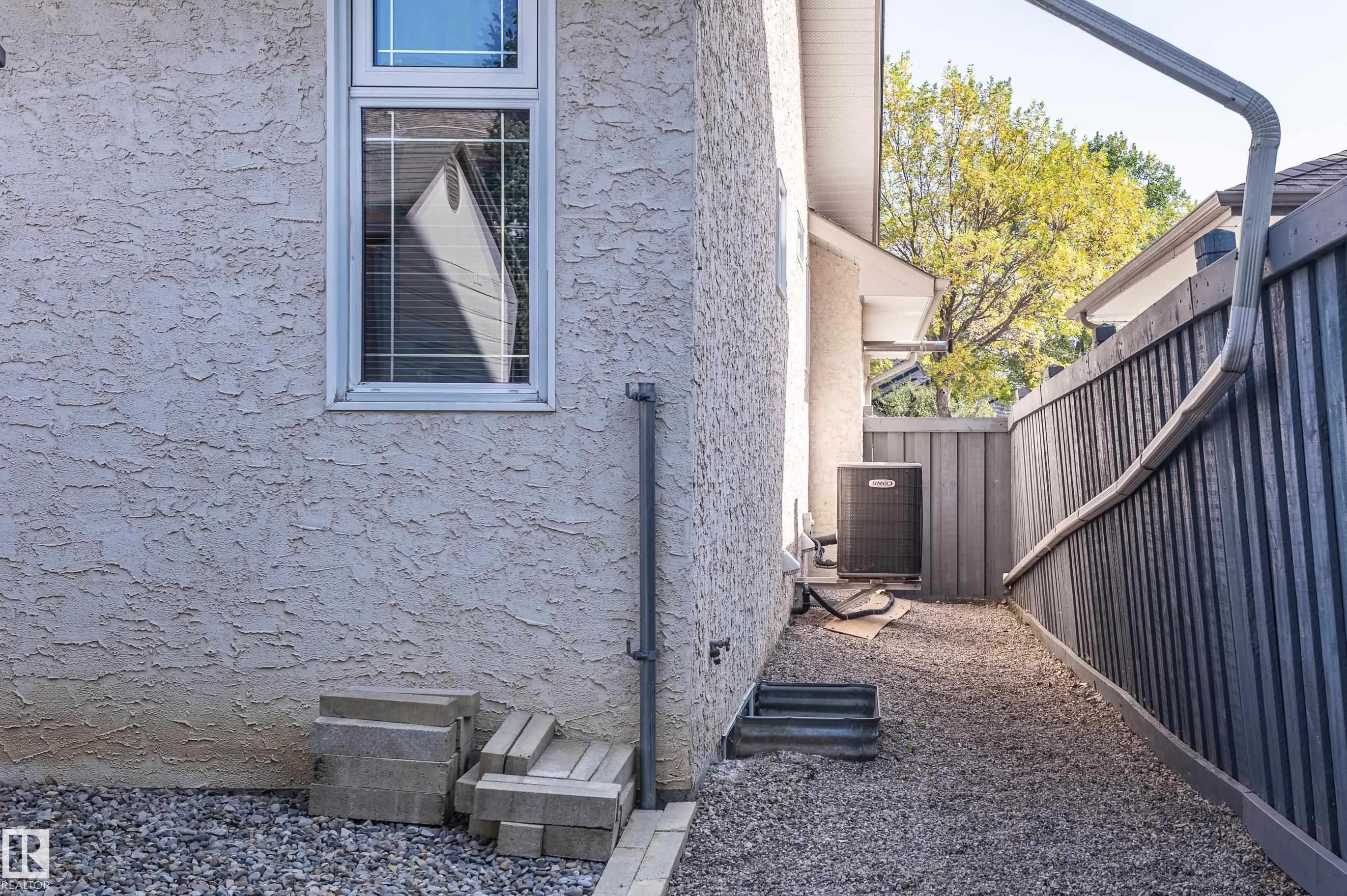 28 OAKDALE Place