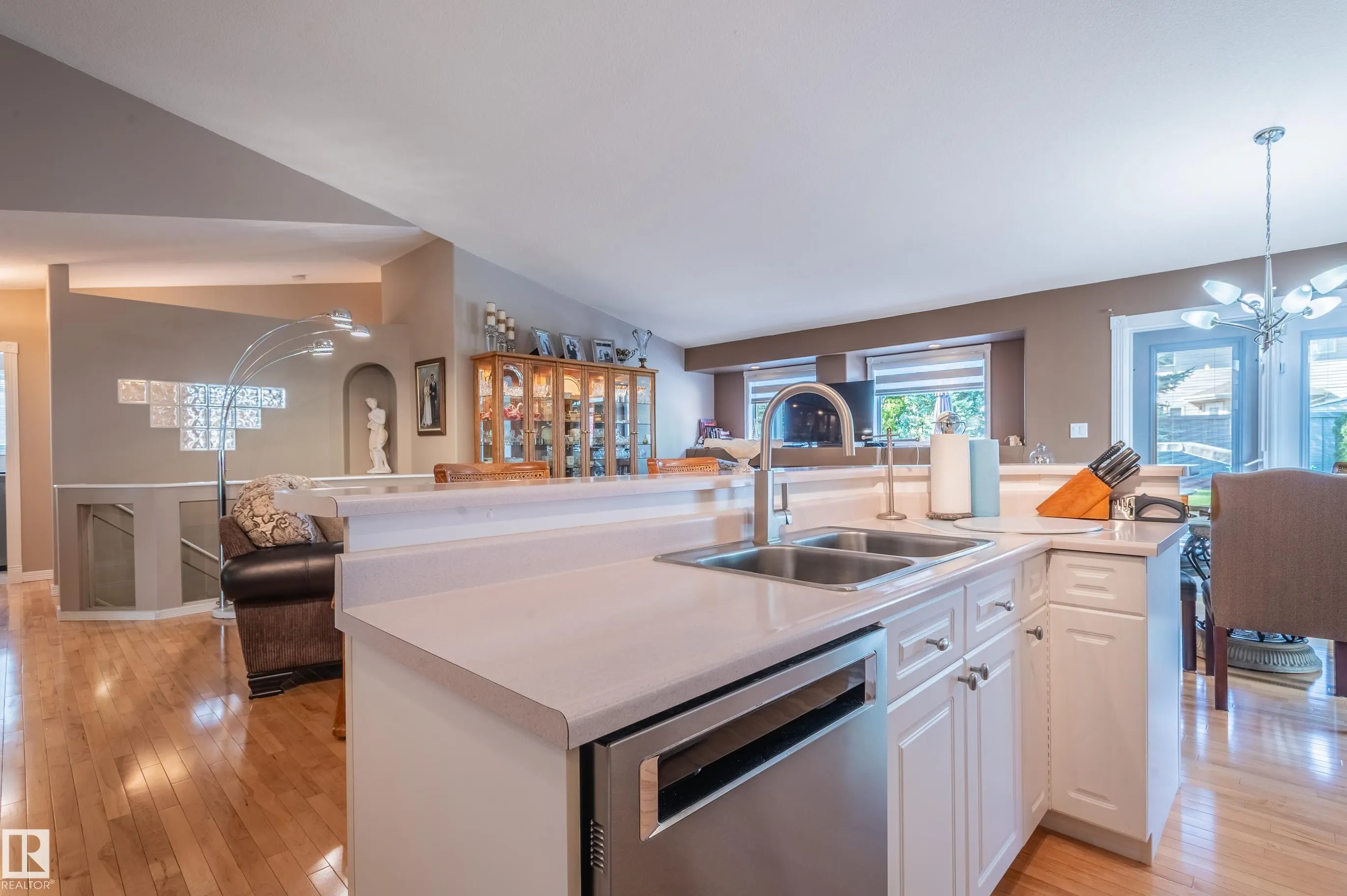 28 OAKDALE Place