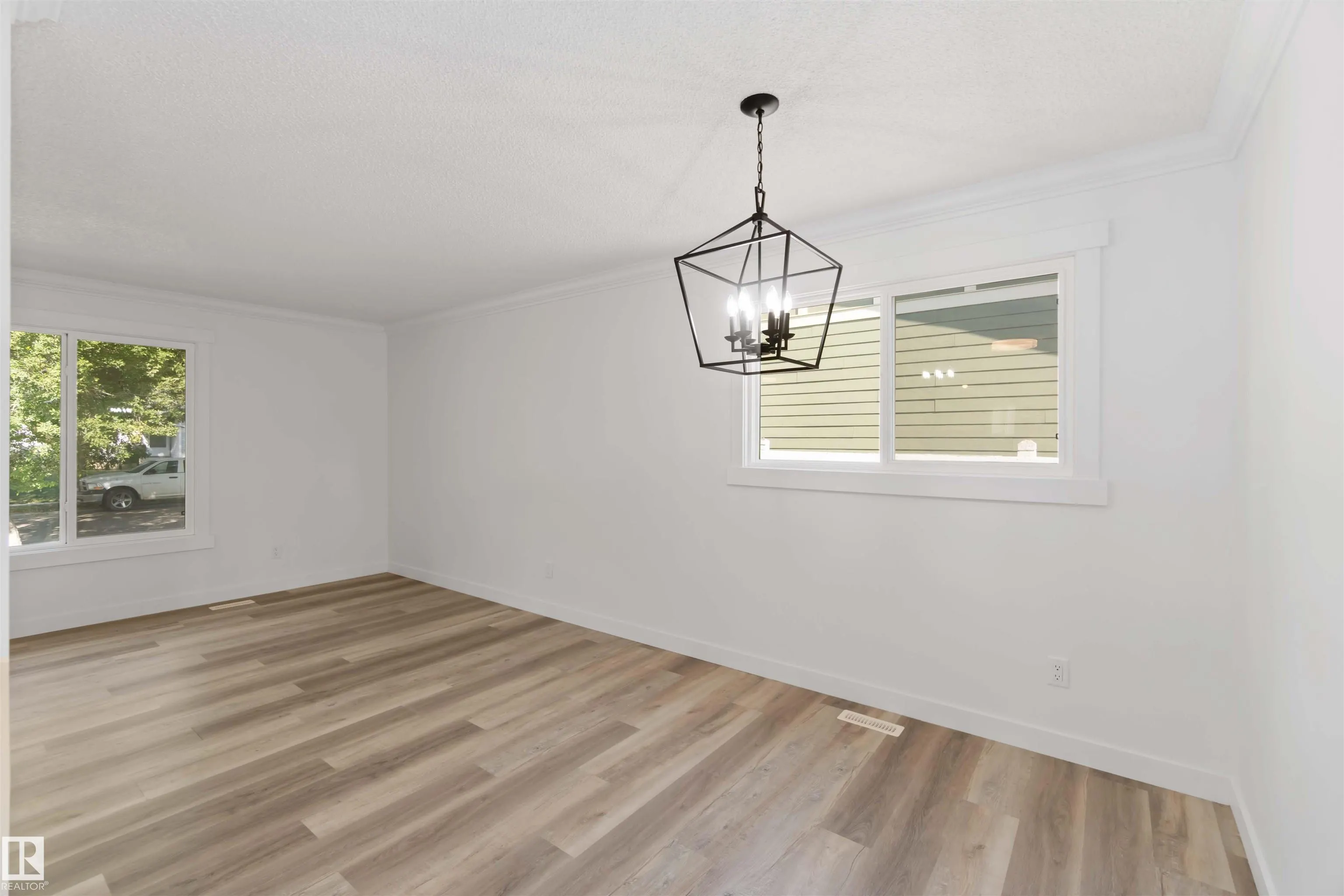 28 LINWOOD Crescent