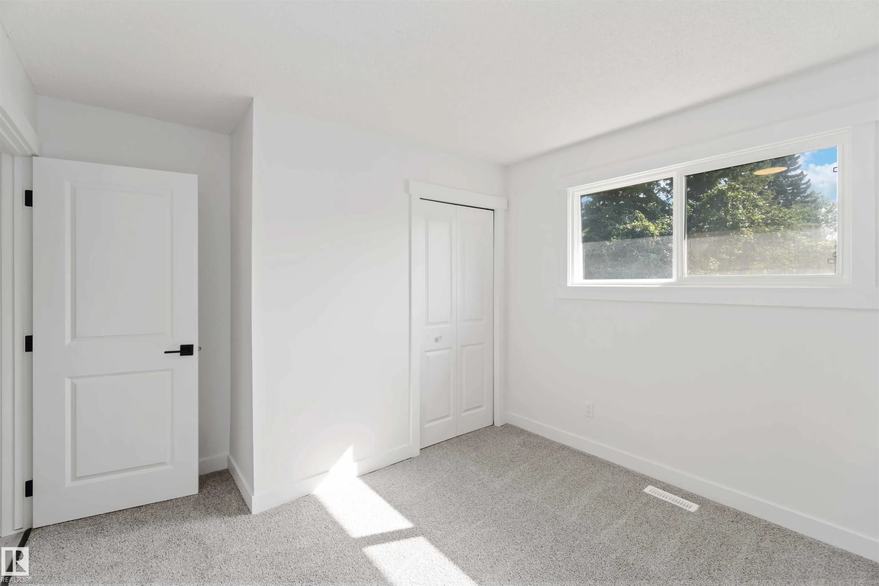 28 LINWOOD Crescent