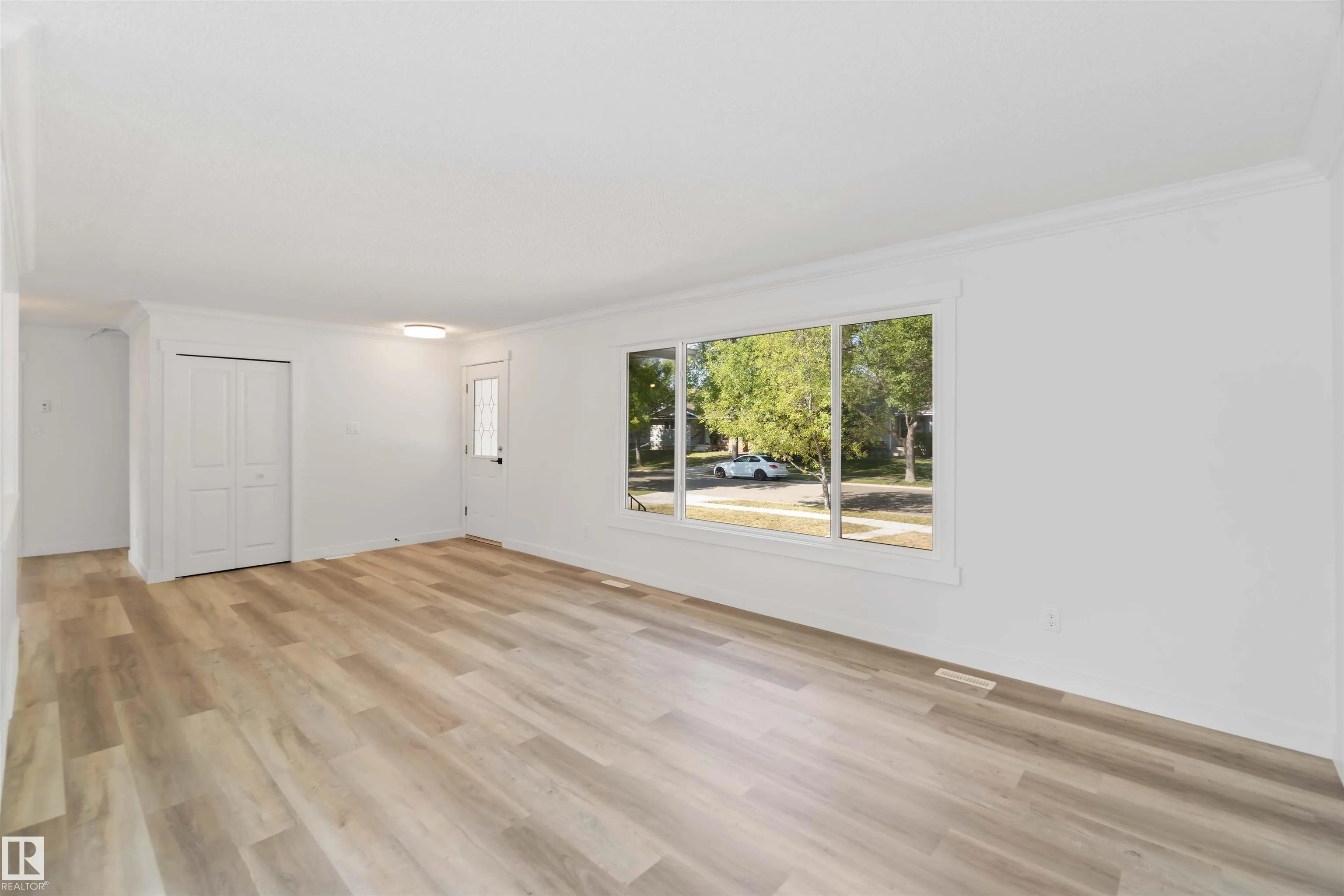 28 LINWOOD Crescent