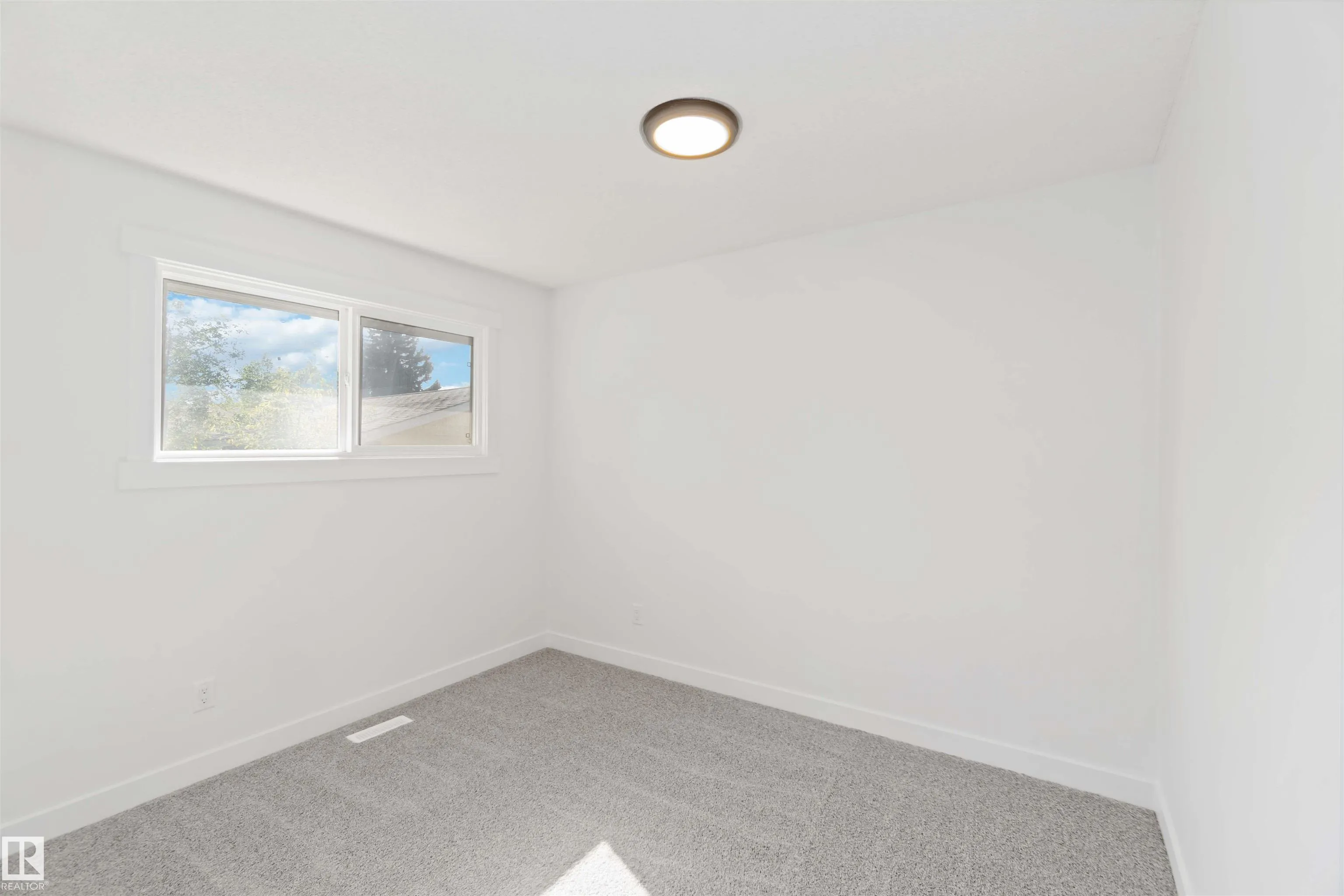 28 LINWOOD Crescent