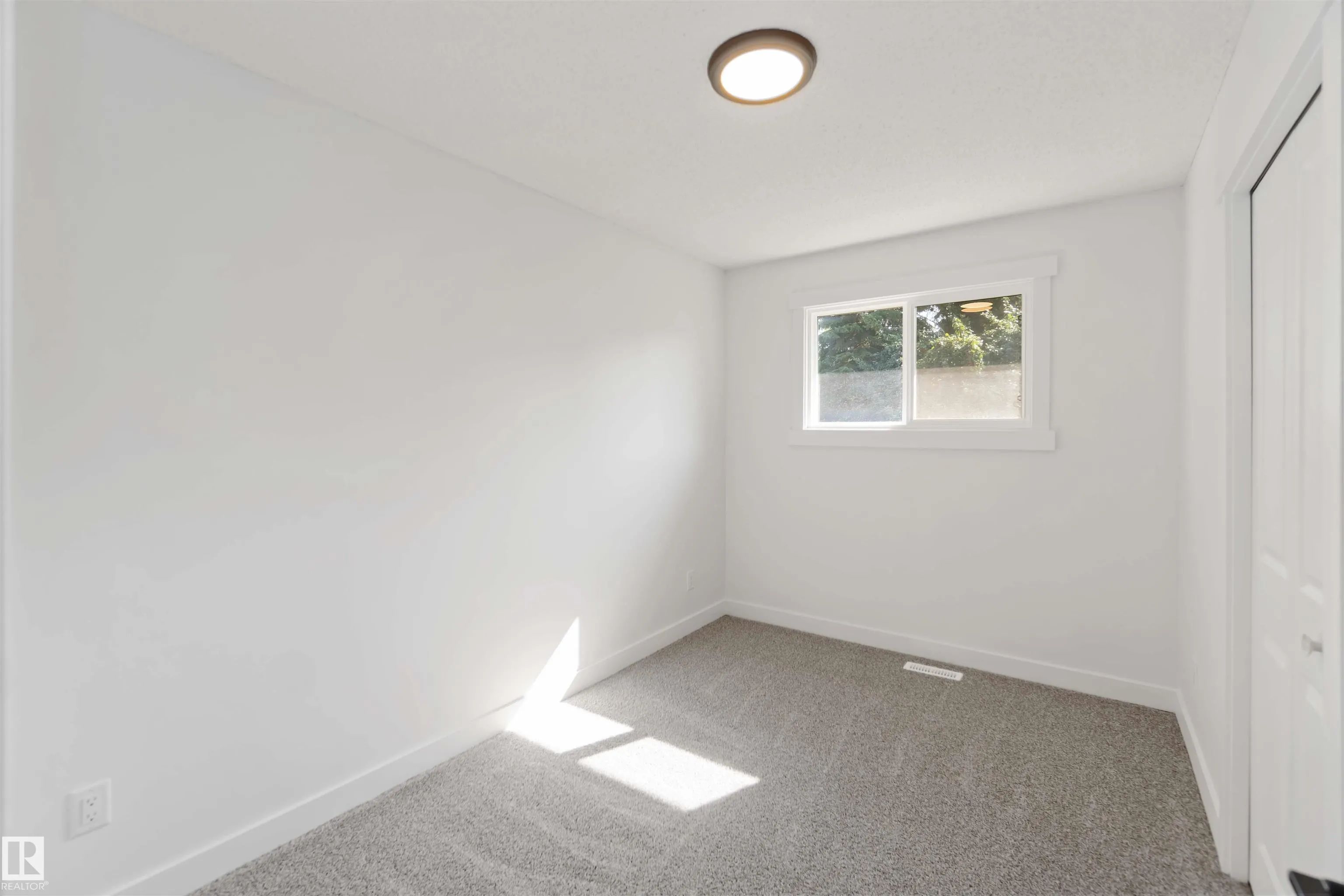 28 LINWOOD Crescent