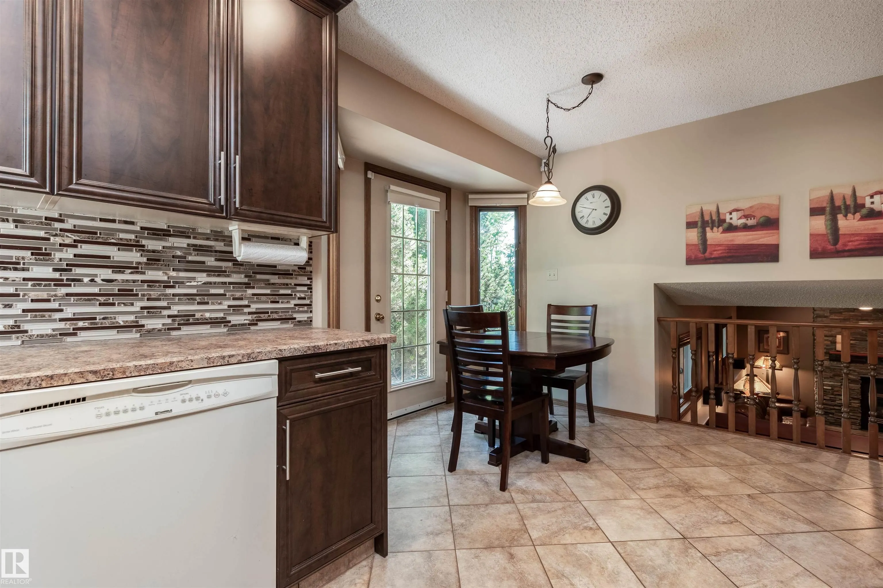 695 MEADOWVIEW Drive