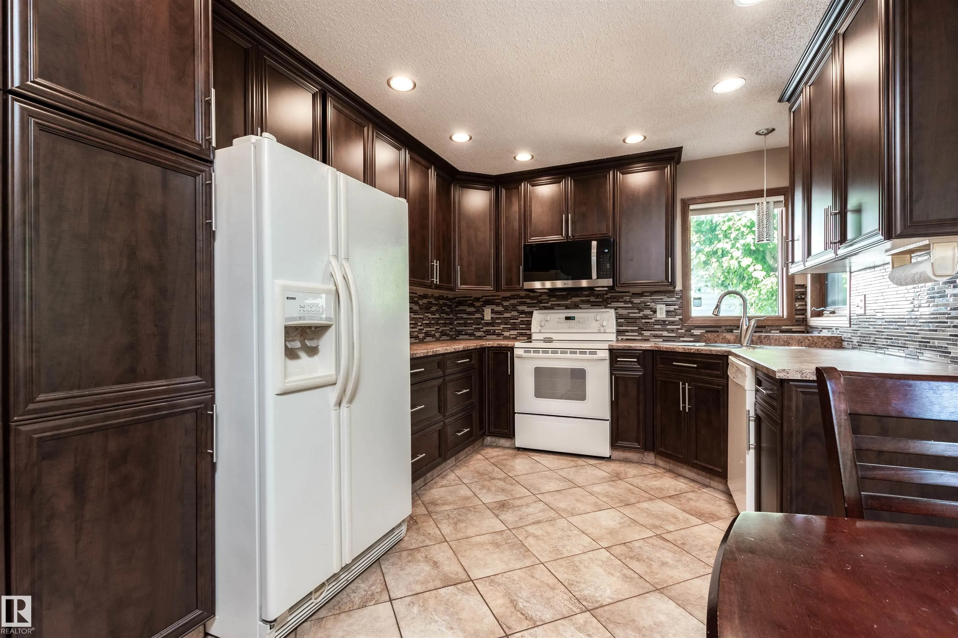 695 MEADOWVIEW Drive
