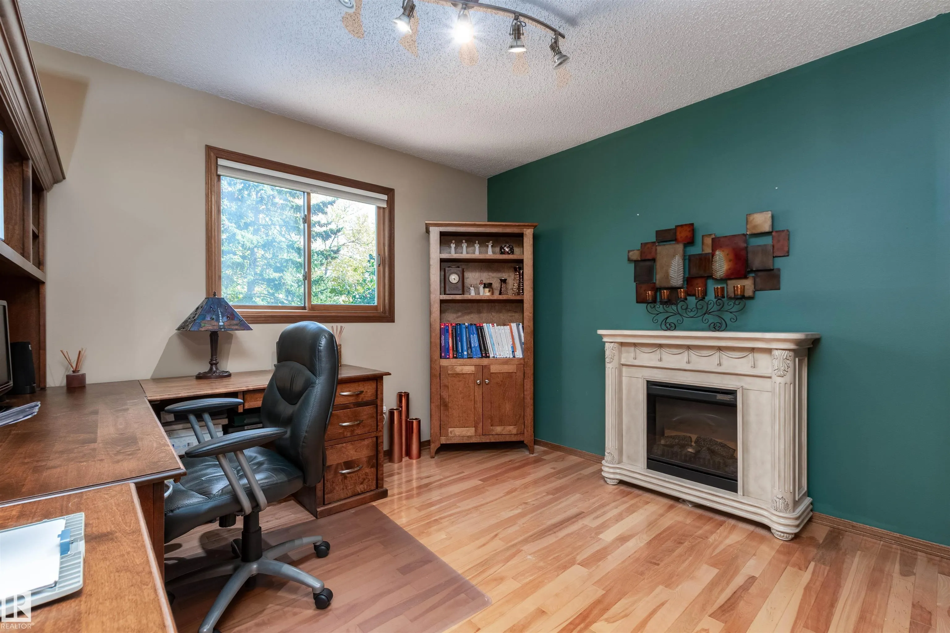 695 MEADOWVIEW Drive