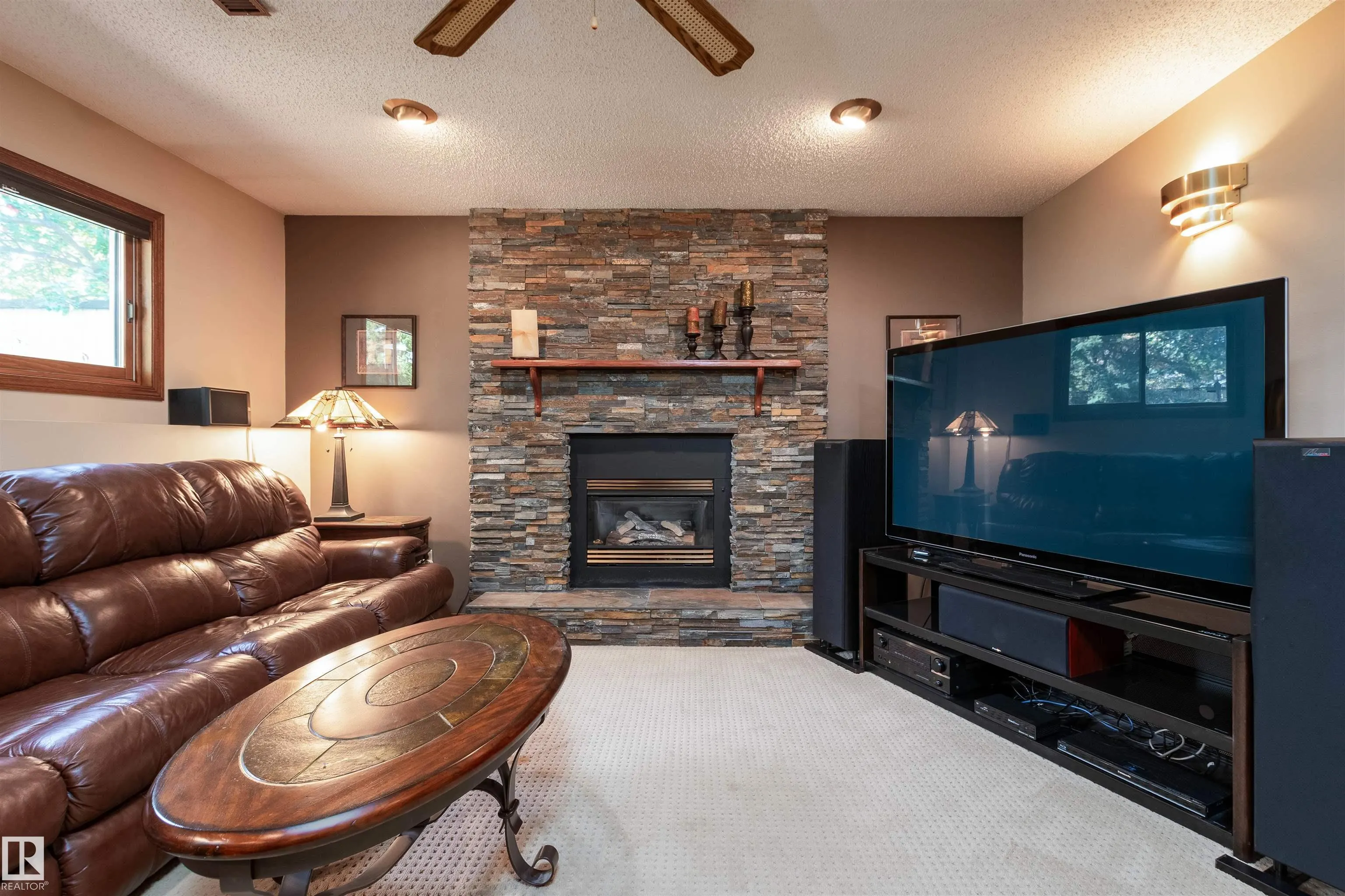 695 MEADOWVIEW Drive