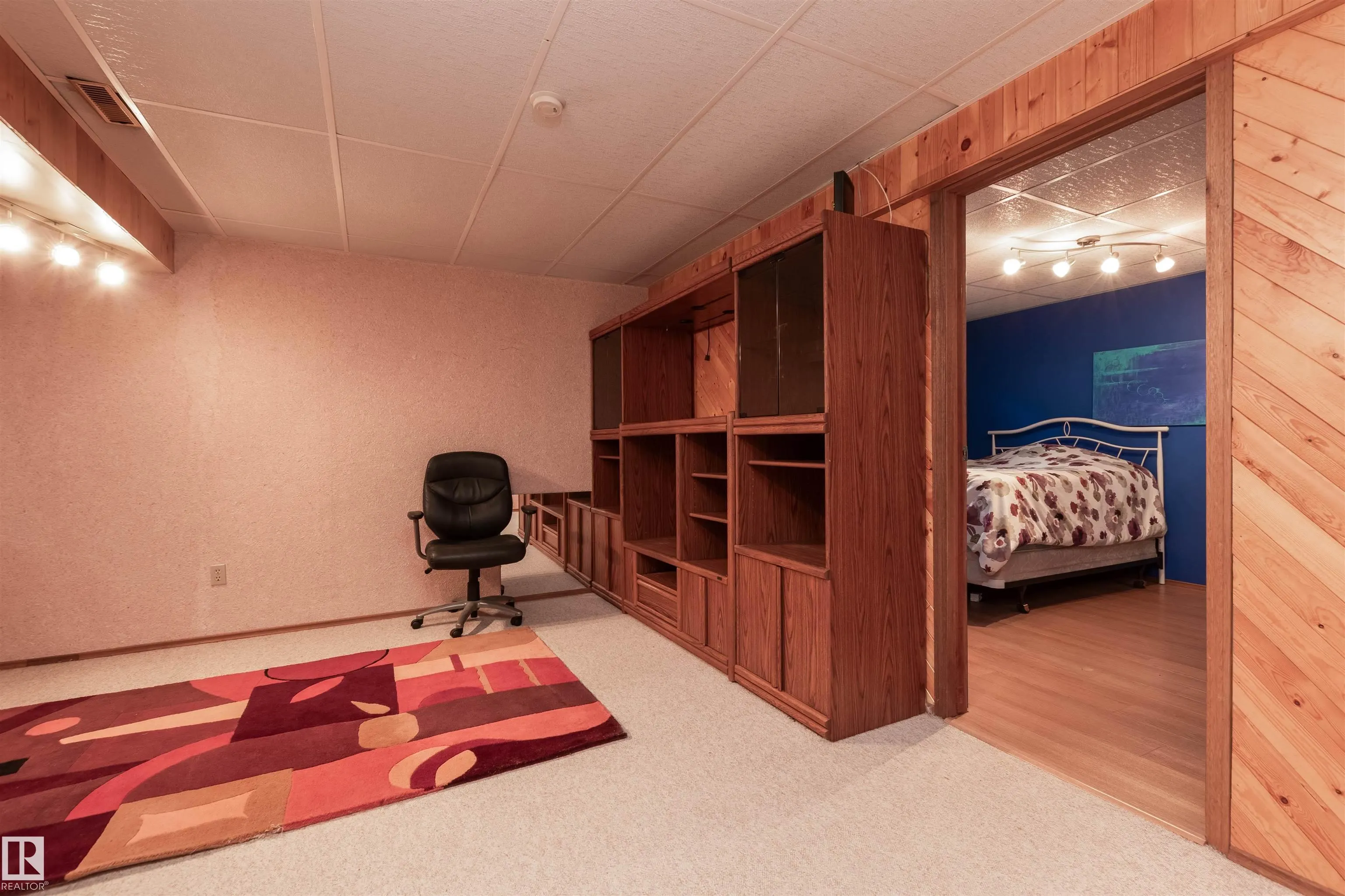 695 MEADOWVIEW Drive