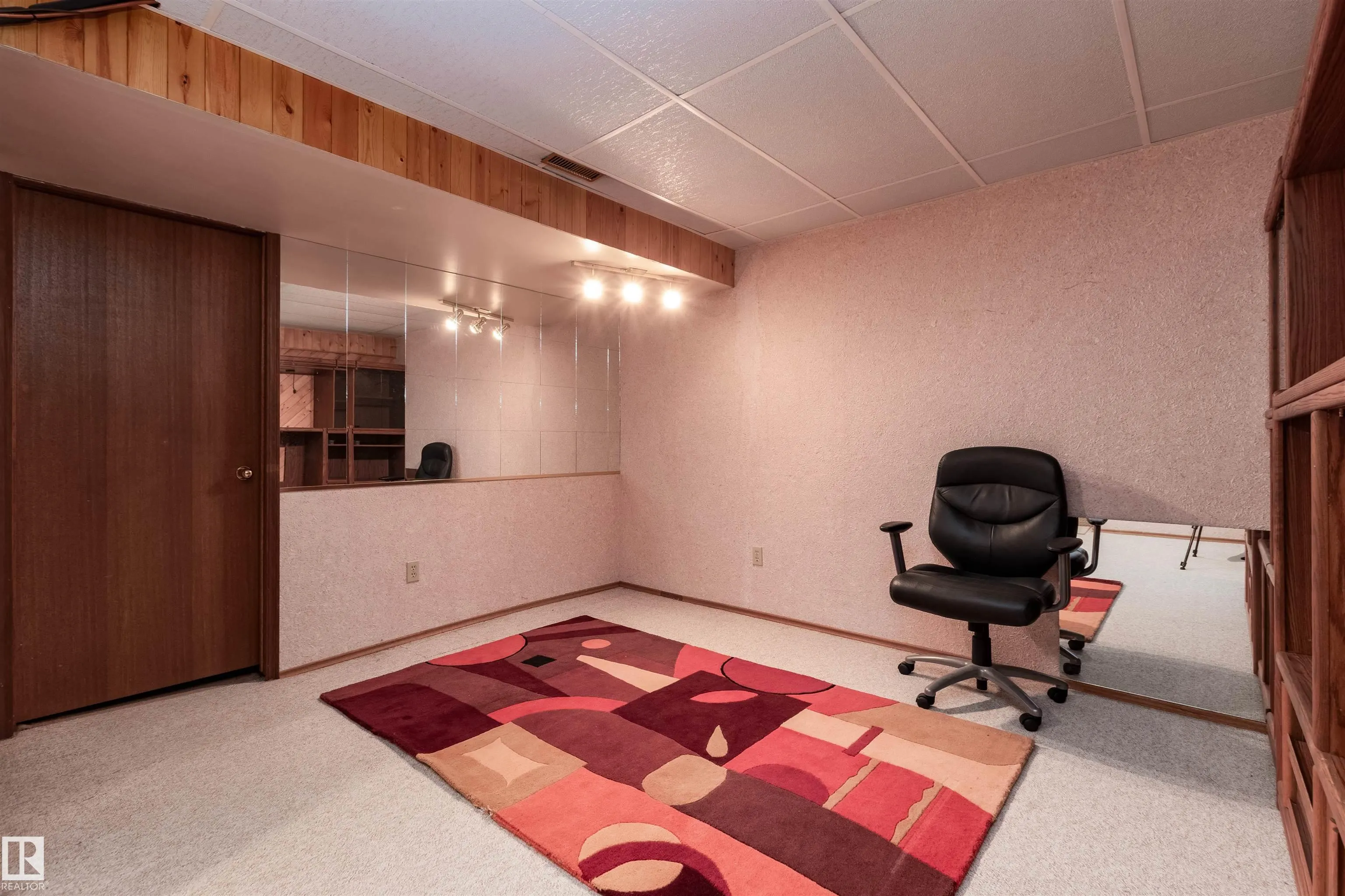 695 MEADOWVIEW Drive