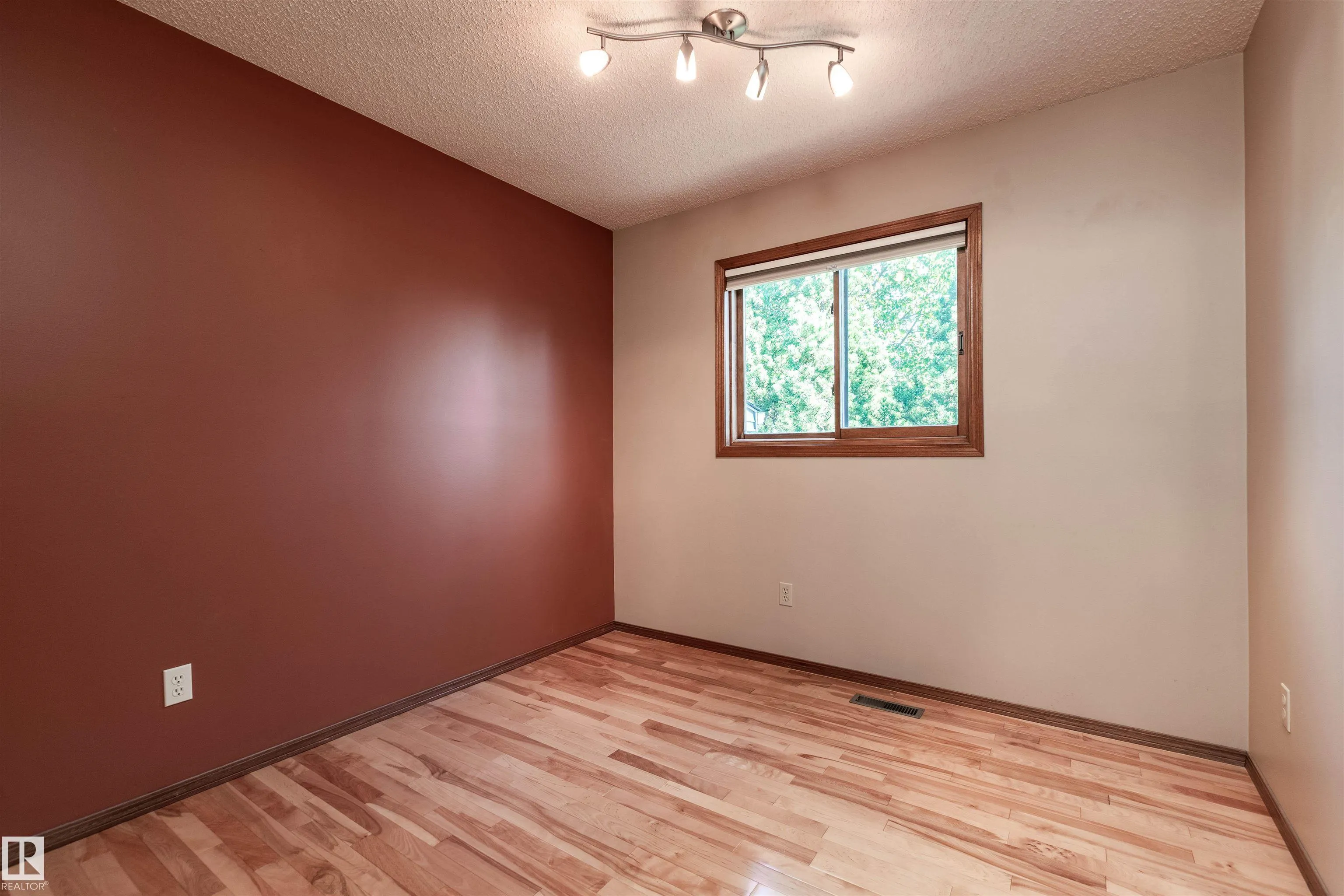 695 MEADOWVIEW Drive