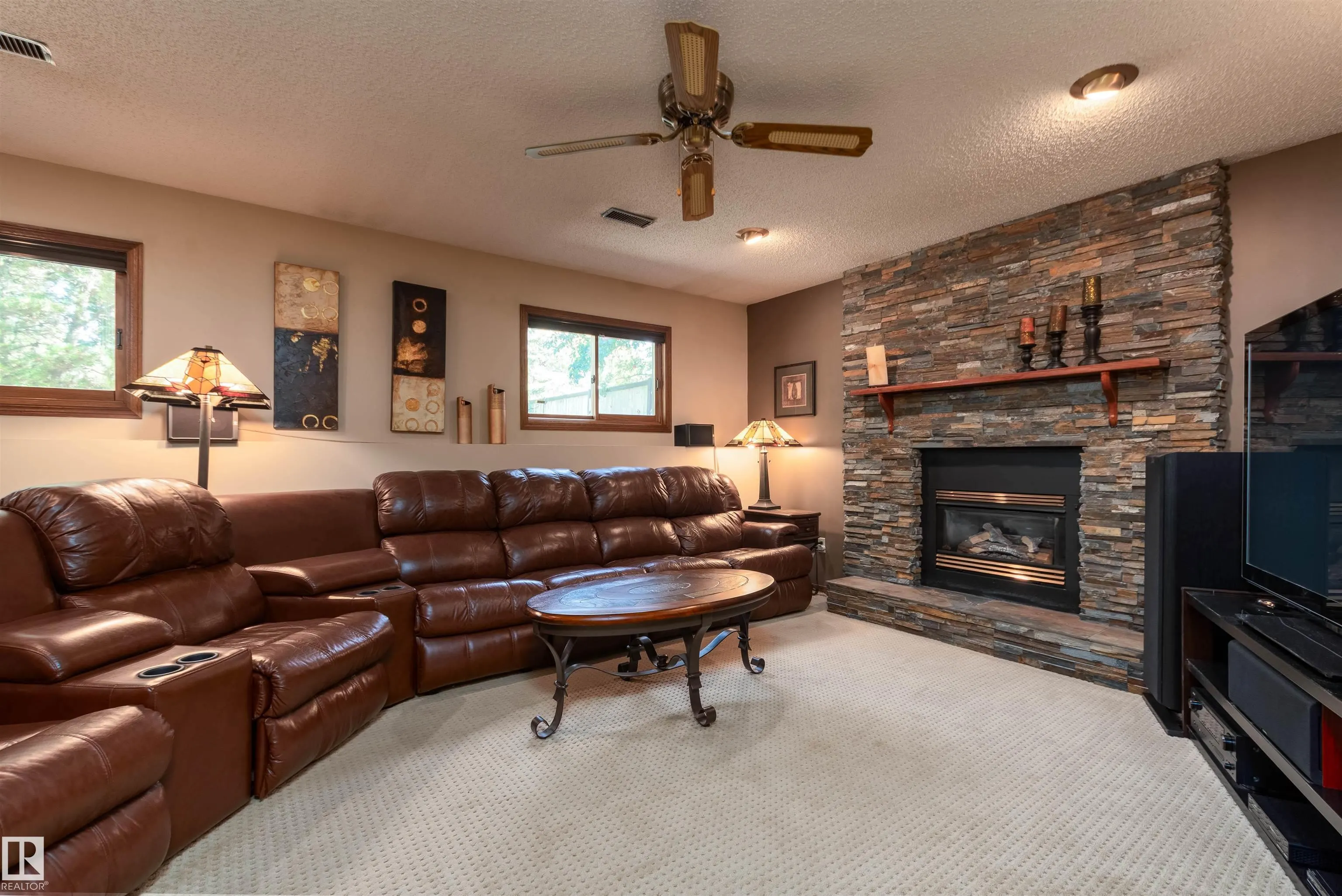695 MEADOWVIEW Drive