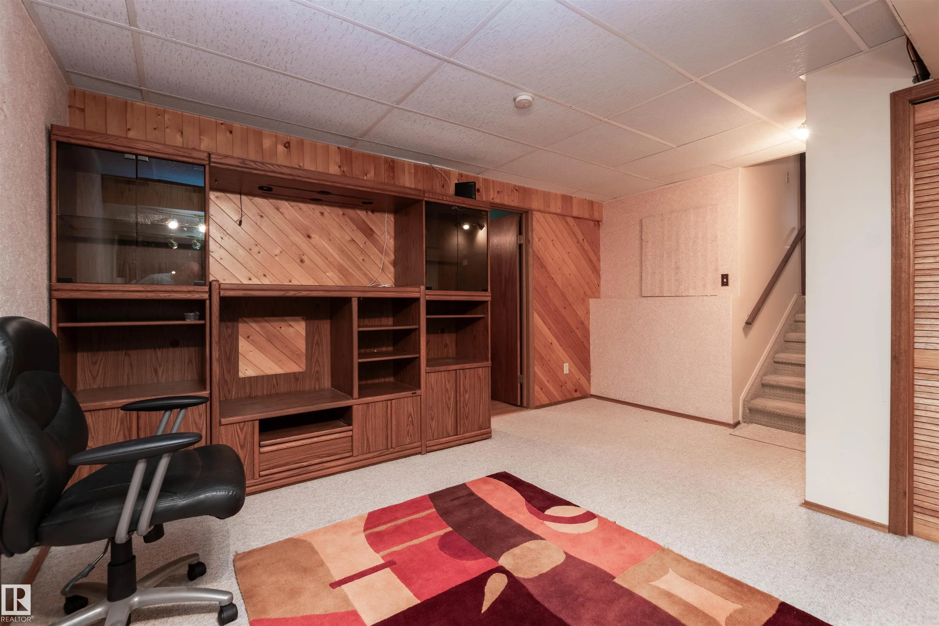 695 MEADOWVIEW Drive