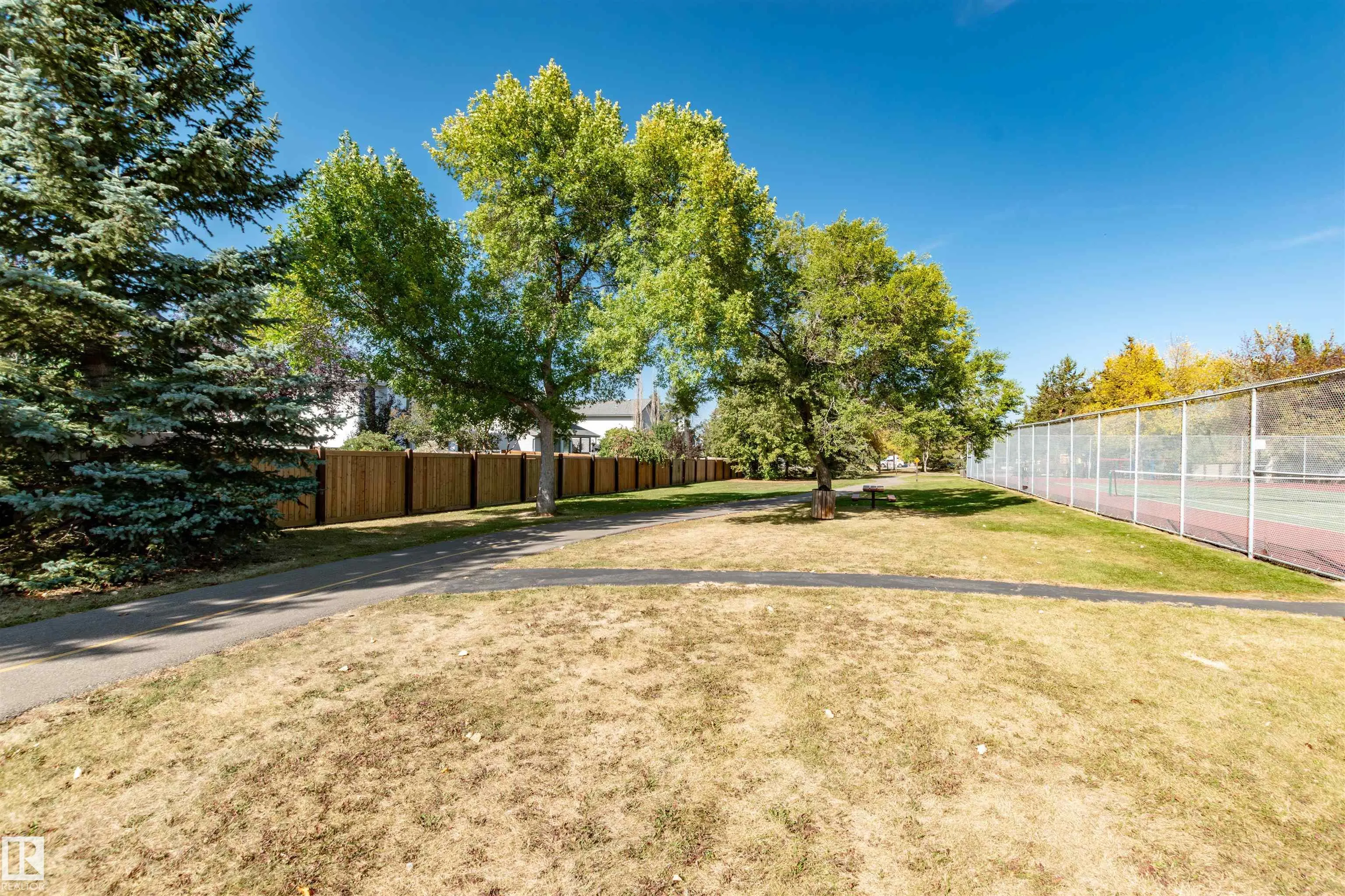 695 MEADOWVIEW Drive