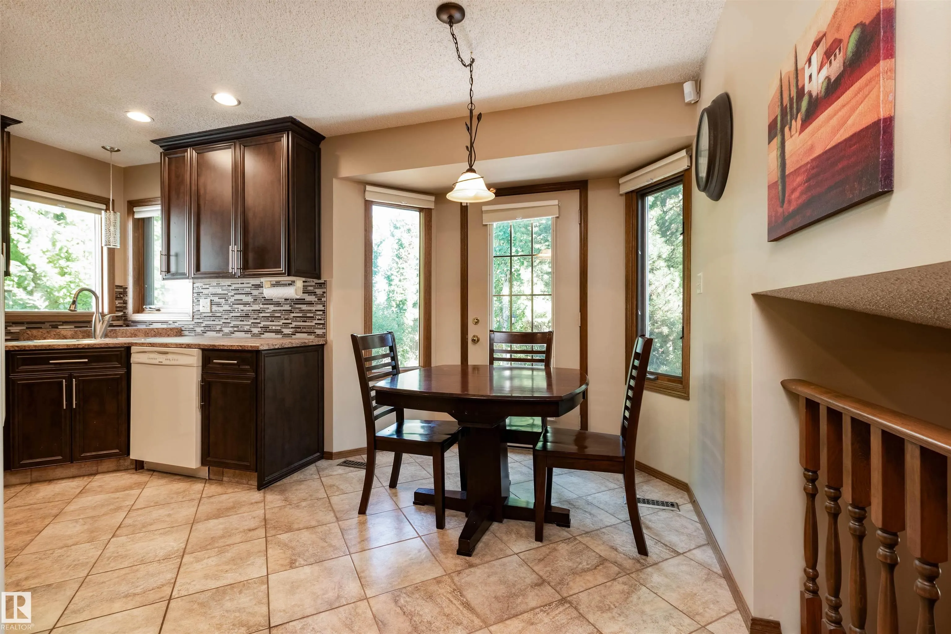 695 MEADOWVIEW Drive
