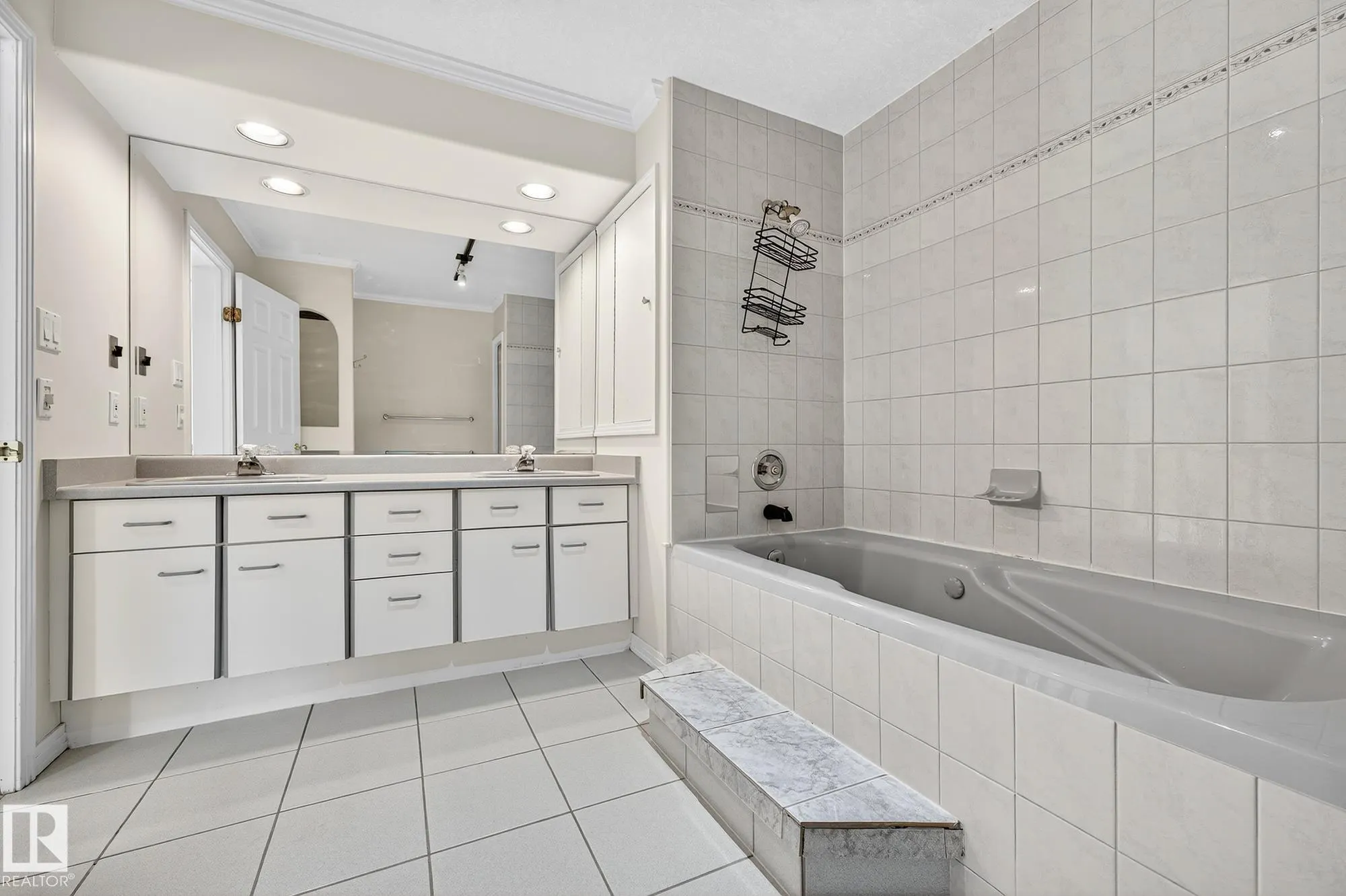 106 FARNELL Close