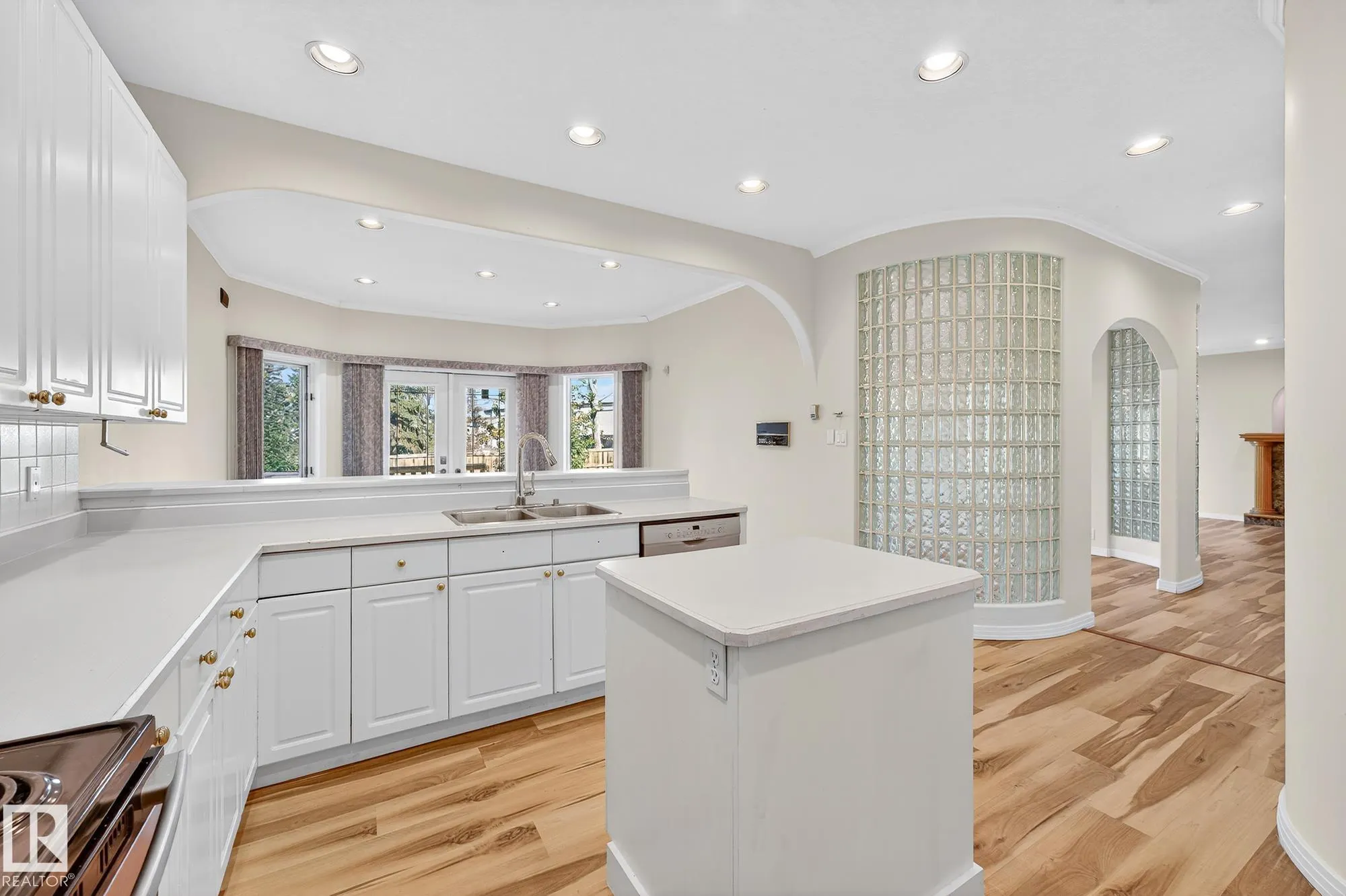 106 FARNELL Close